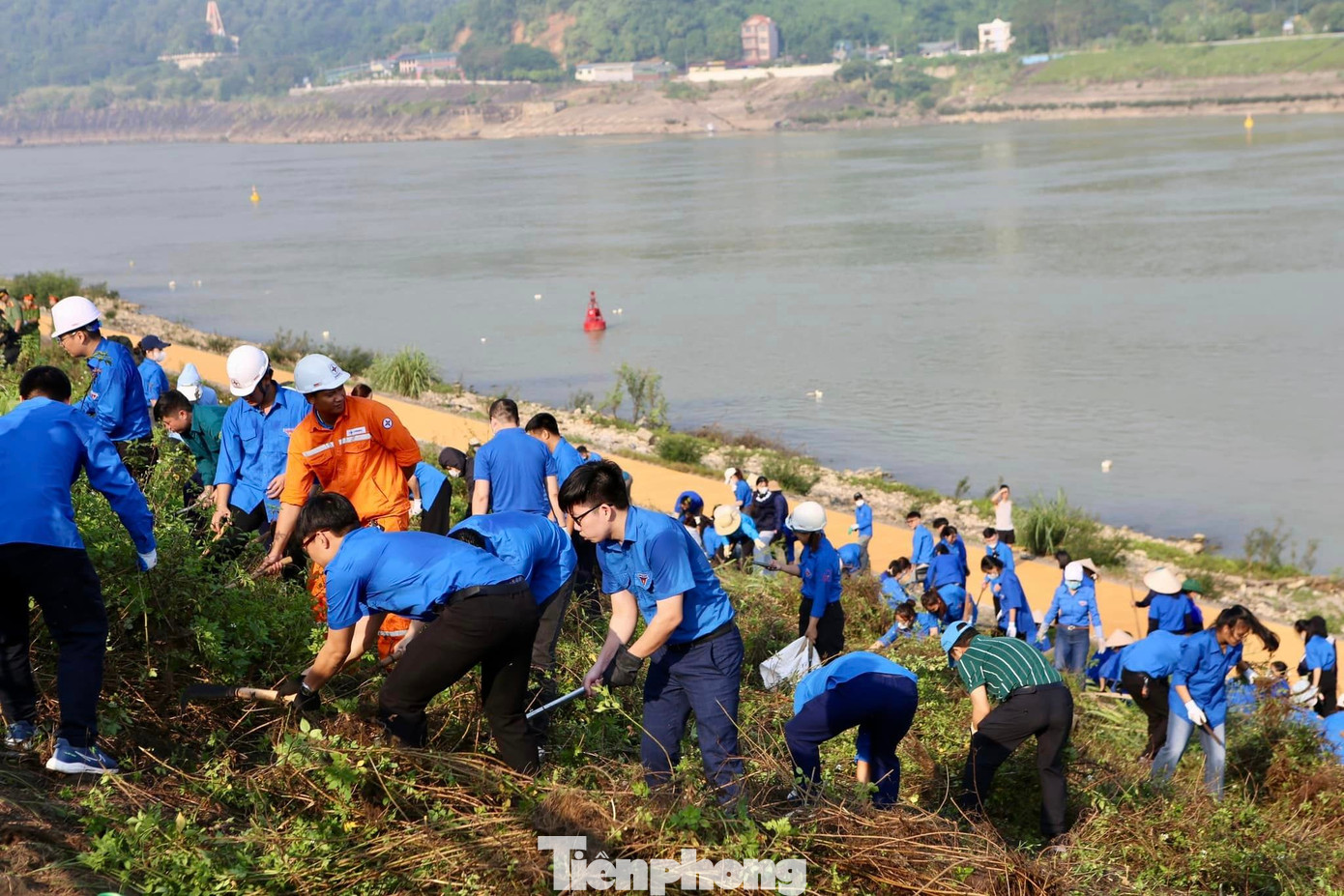 Không những thế, việc giữ gìn vệ minh môi trường, thu gom rác thải còn giúp người dân 2 bên bờ sông Đà phát triển du lịch, dịch vụ.