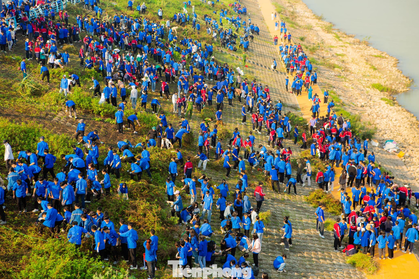 Thông qua đây, chương trình đã tuyên truyền, vận động các cán bộ, đoàn viên thanh niên và nhân dân tham gia tổng vệ sinh môi trường, tập kết rác thải đúng nơi quy định.