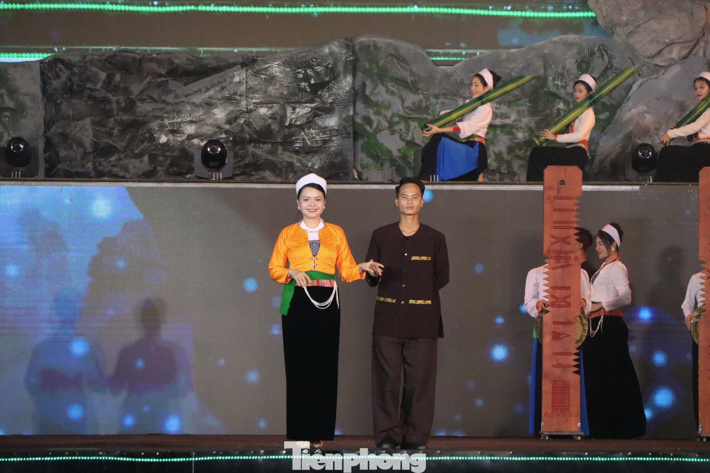 Trái ngược với trang phục phụ nữ, trang phục của nam giới Mường lại thể hiện sự giản dị và mạnh mẽ như ở bên cạnh để tôn lên sự duyên dáng và tinh tế của trang phục những cô gái Mường. Bộ trang phục này thường bao gồm áo ngắn hoặc áo dài màu chàm, cài khuy, quần dài rộng và thắt lưng quấn quanh cạp.