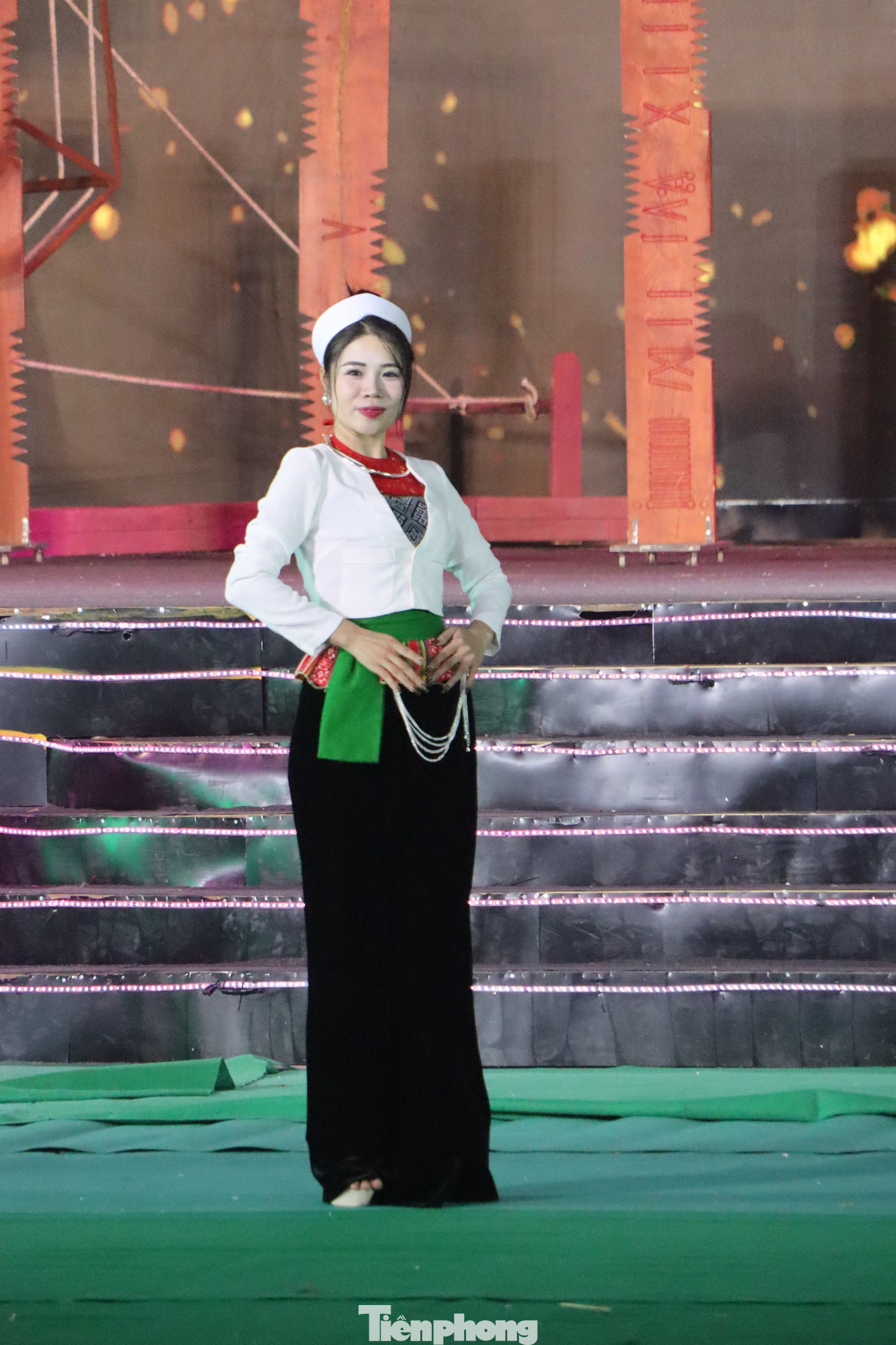 Màu sắc trên trang phục của phụ nữ Mường không quá rực rỡ, được thể hiện qua từng bộ phận trên trang phục. Đối với váy luôn phải là màu đen hoặc xanh đen, khăn đội trên đầu luôn là màu trắng.