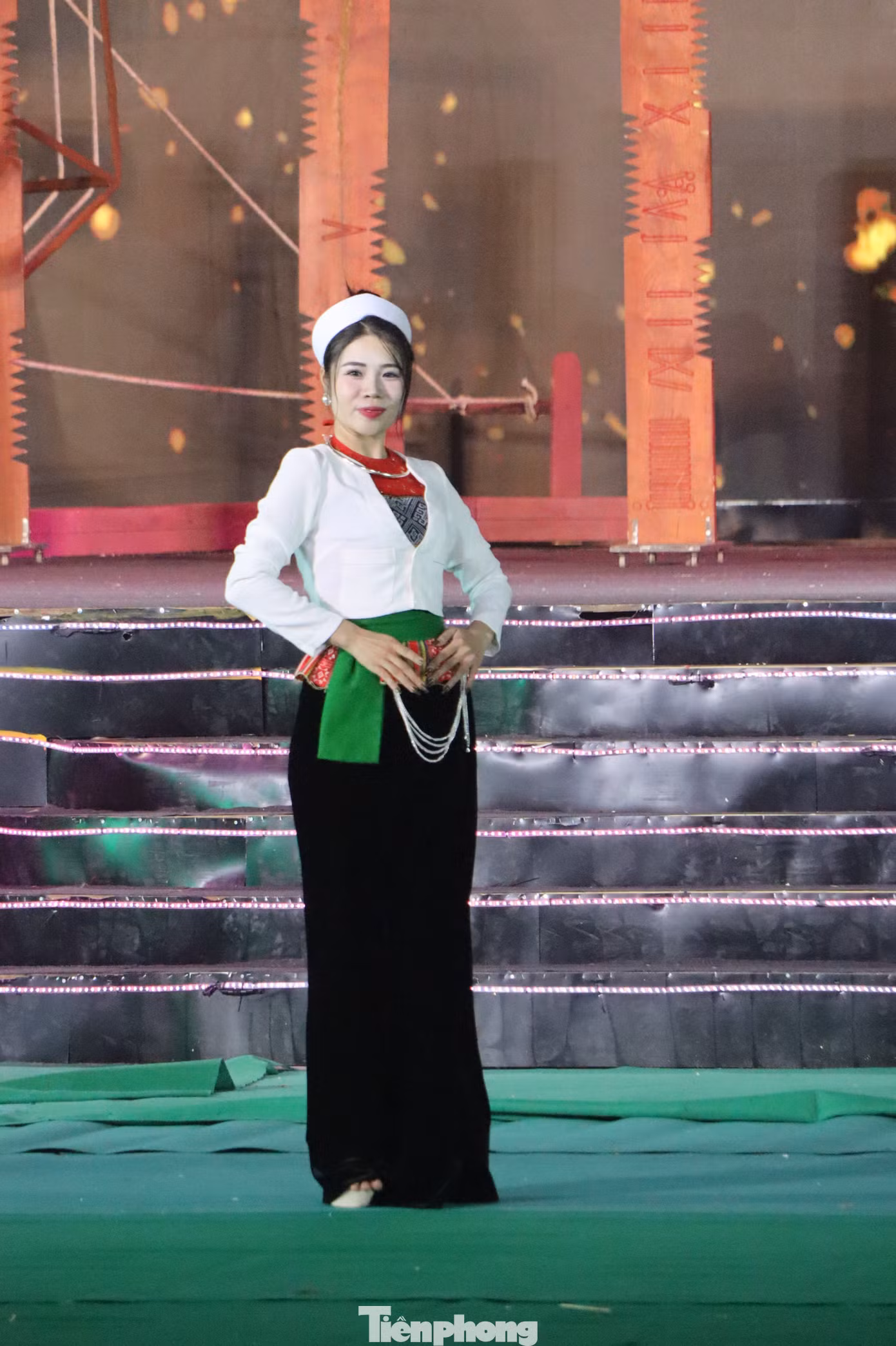 Màu sắc trên trang phục của phụ nữ Mường không quá rực rỡ, được thể hiện qua từng bộ phận trên trang phục. Đối với váy luôn phải là màu đen hoặc xanh đen, khăn đội trên đầu luôn là màu trắng.