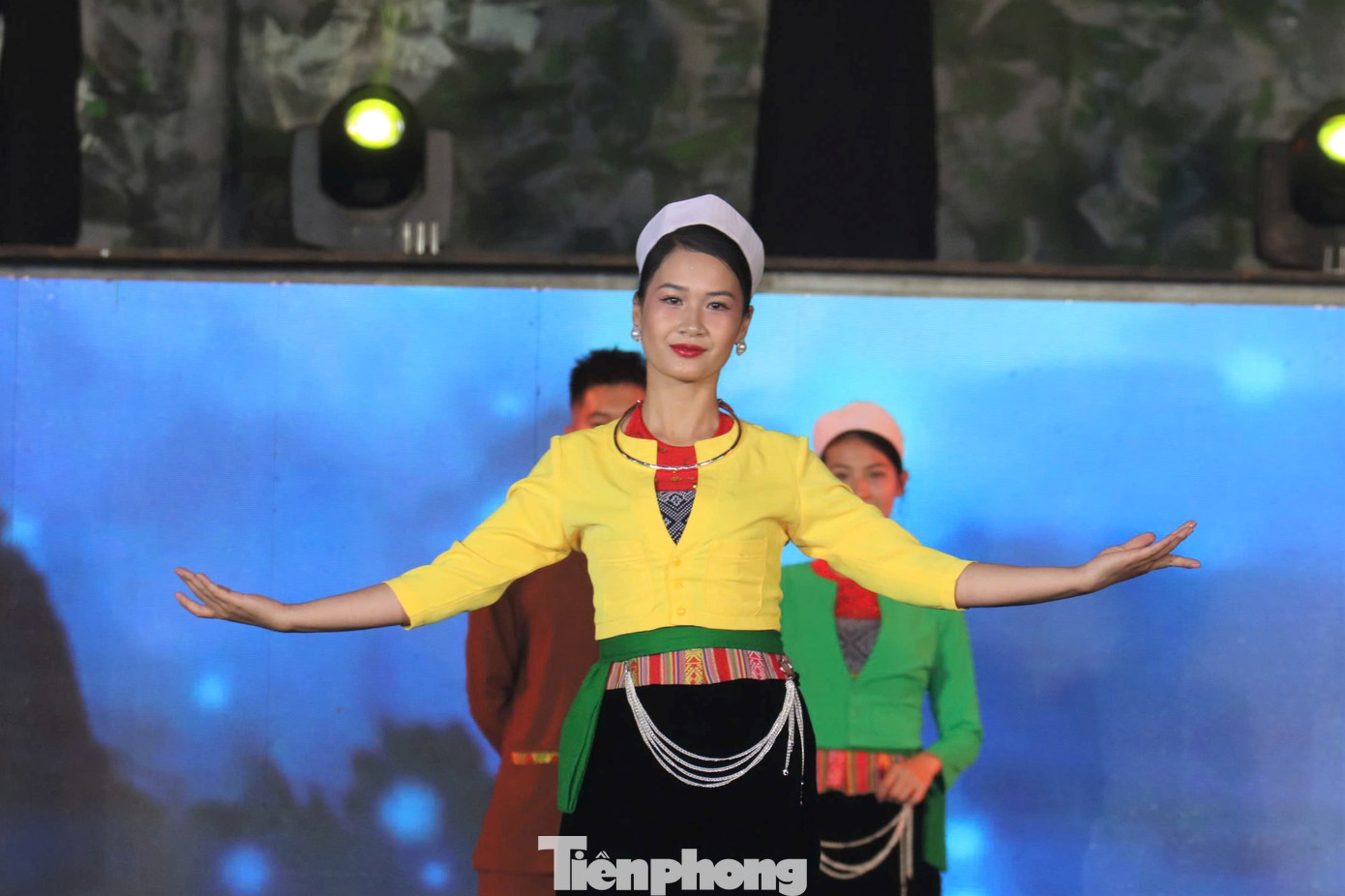 Tuy nhiên với cách xử lý tinh tế về màu sắc bằng cách phối hợp khăn đội đầu, áo ngắn với yếm, bộ tênh và nhất là màu sắc, hoa văn trên cạp váy đã khiến bộ trang phục của phụ nữ Mường trở nên độc đáo, có nét riêng biệt.