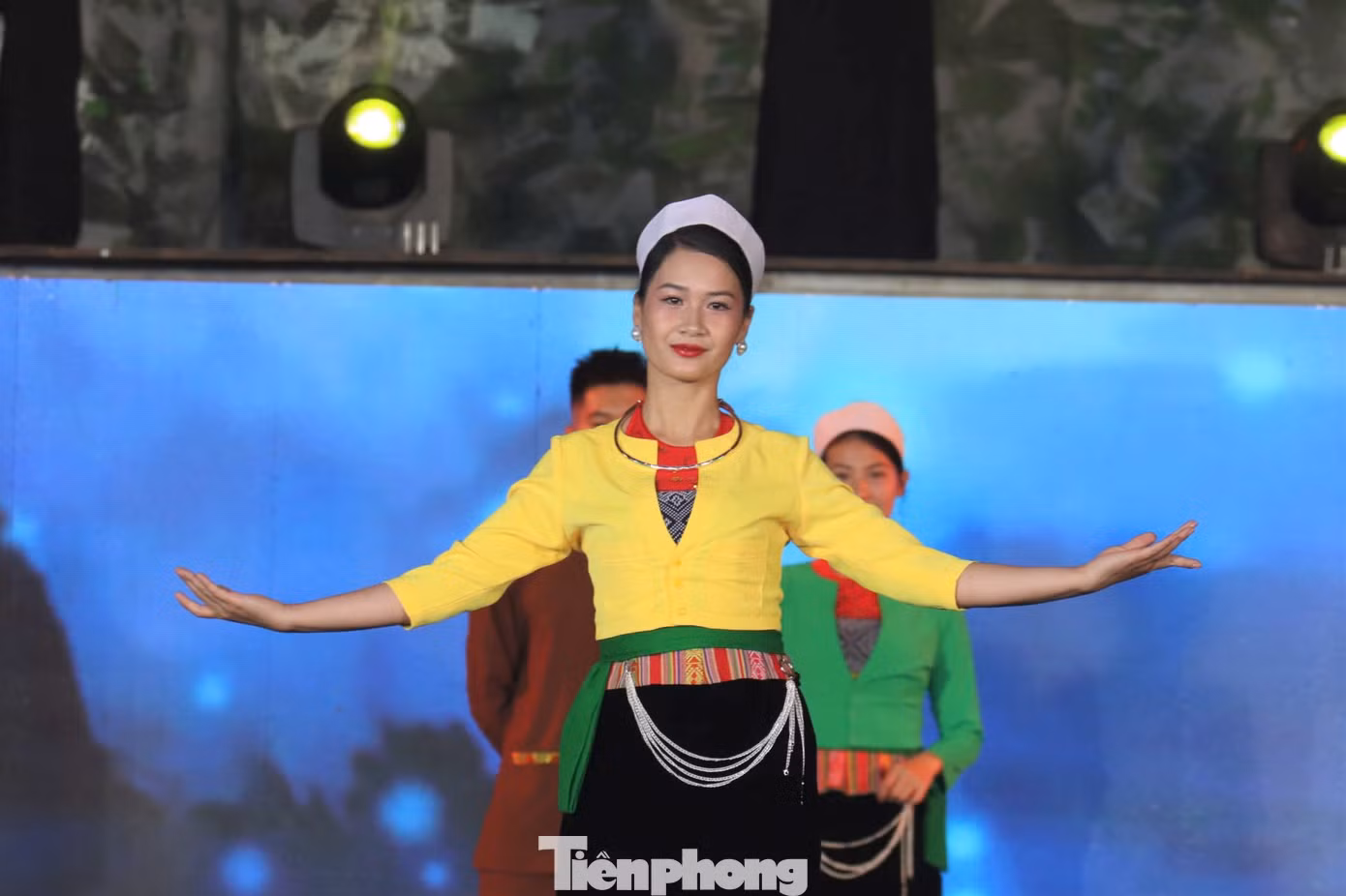 Tuy nhiên với cách xử lý tinh tế về màu sắc bằng cách phối hợp khăn đội đầu, áo ngắn với yếm, bộ tênh và nhất là màu sắc, hoa văn trên cạp váy đã khiến bộ trang phục của phụ nữ Mường trở nên độc đáo, có nét riêng biệt.