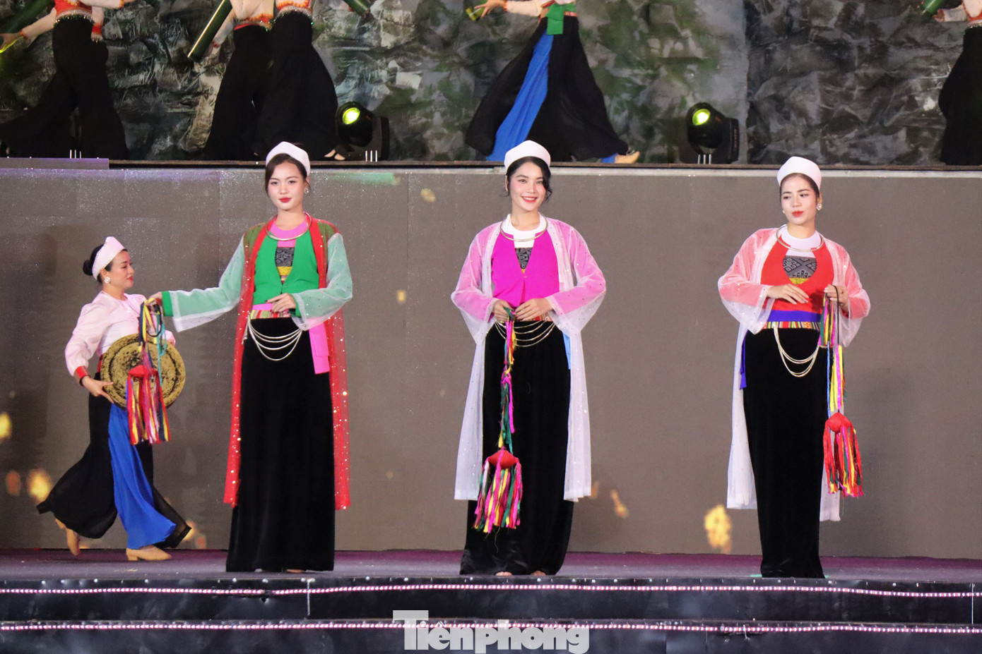 Màu sắc trên trang phục của phụ nữ Mường không quá rực rỡ, được thể hiện qua từng bộ phận trên trang phục. Đối với váy luôn phải là màu đen hoặc xanh đen, khăn đội trên đầu luôn là màu trắng.