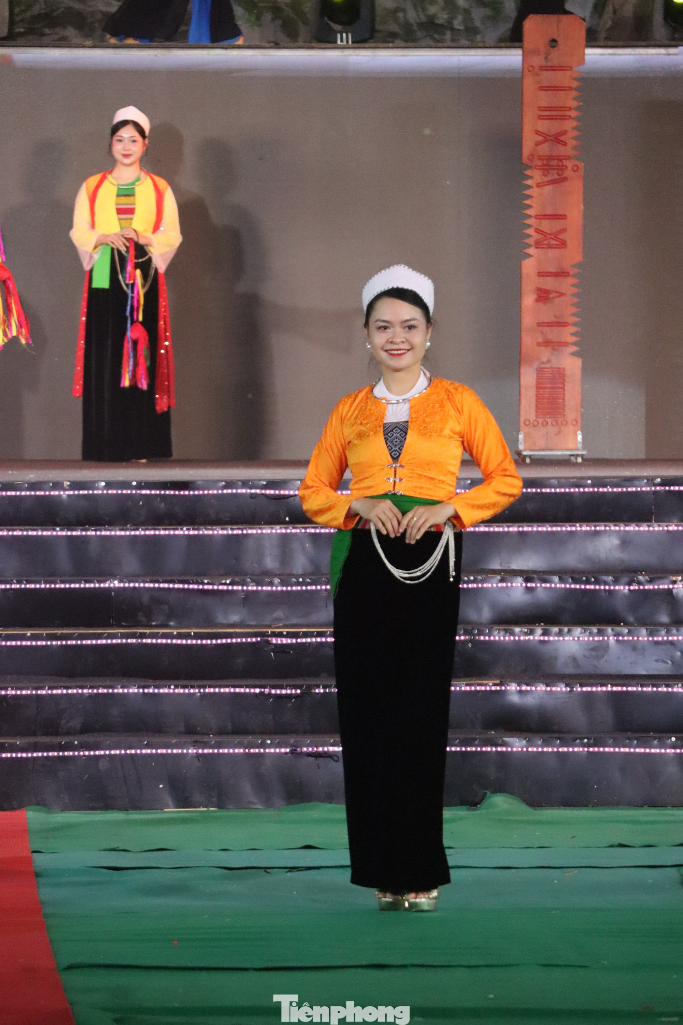 Màu sắc trên trang phục của phụ nữ Mường không quá rực rỡ, được thể hiện qua từng bộ phận trên trang phục. Đối với váy luôn phải là màu đen hoặc xanh đen, khăn đội trên đầu luôn là màu trắng.