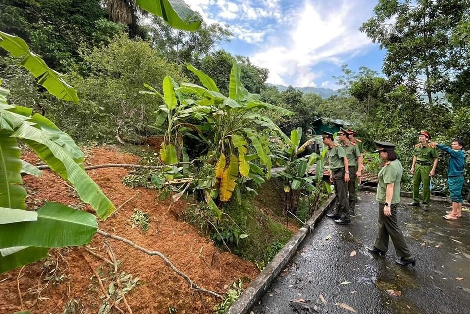 Lực lượng chức năng đã kiểm tra và cho di dời 50 hộ dân có nguy cơ bị ảnh hưởng trước tiếp.