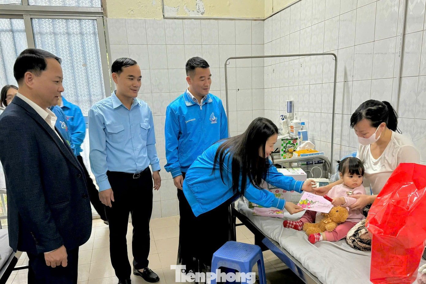 Đoàn hỗ trợ các bệnh nhân nhi có hoàn cảnh khó khăn.