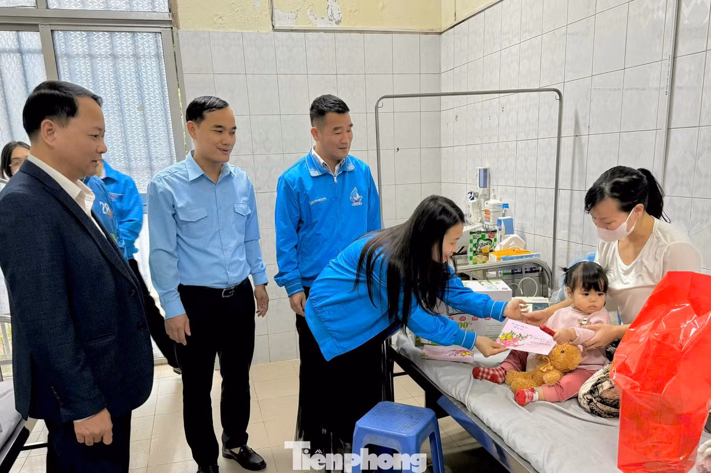 Đoàn hỗ trợ các bệnh nhân nhi có hoàn cảnh khó khăn. Đoàn hỗ trợ các bệnh nhân nhi có hoàn cảnh khó khăn.