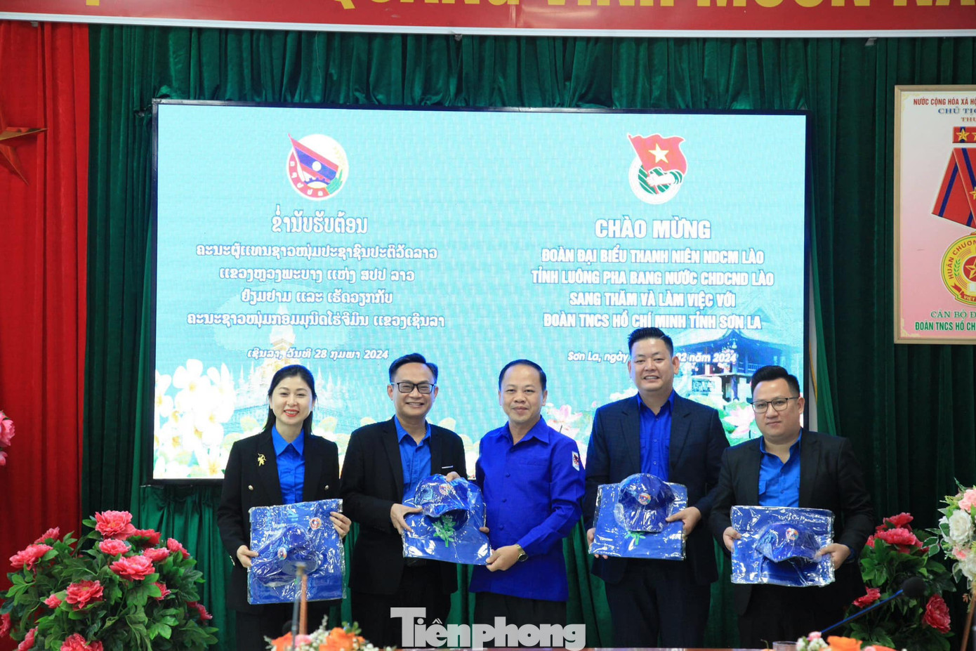 Kết thúc chương trình, Đoàn thanh niên 2 tỉnh đã trao tặng nhau những món quà đầy ý nghĩa.