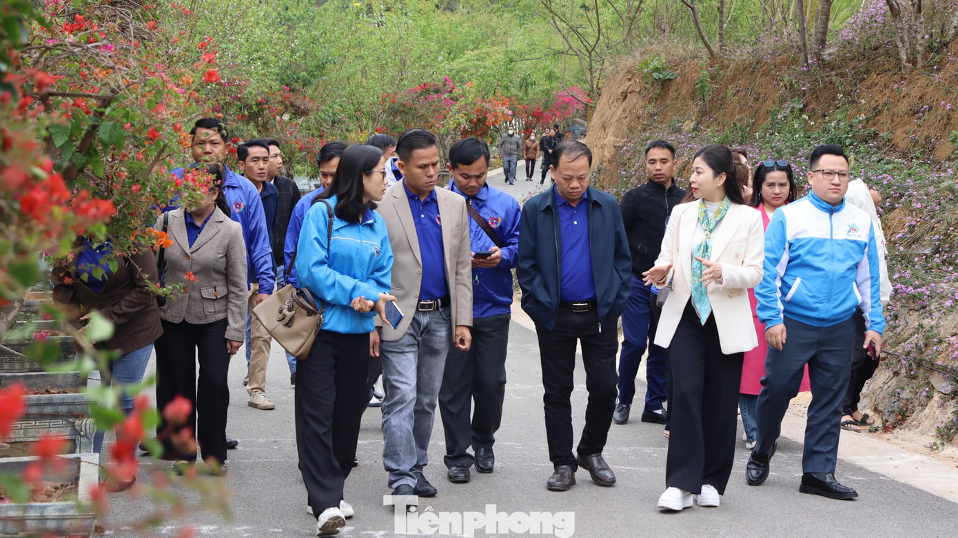 Trong khuôn khổ chương trình làm việc, Đoàn Thanh niên 2 bên đã cùng nhau thảo luận, trao đổi kinh nghiệm mô hình phát triển kinh tế - xã hội của thanh niên và thảo luận một số nội dung liên quan đến vai trò của thanh niên trong phát triển kinh tế.