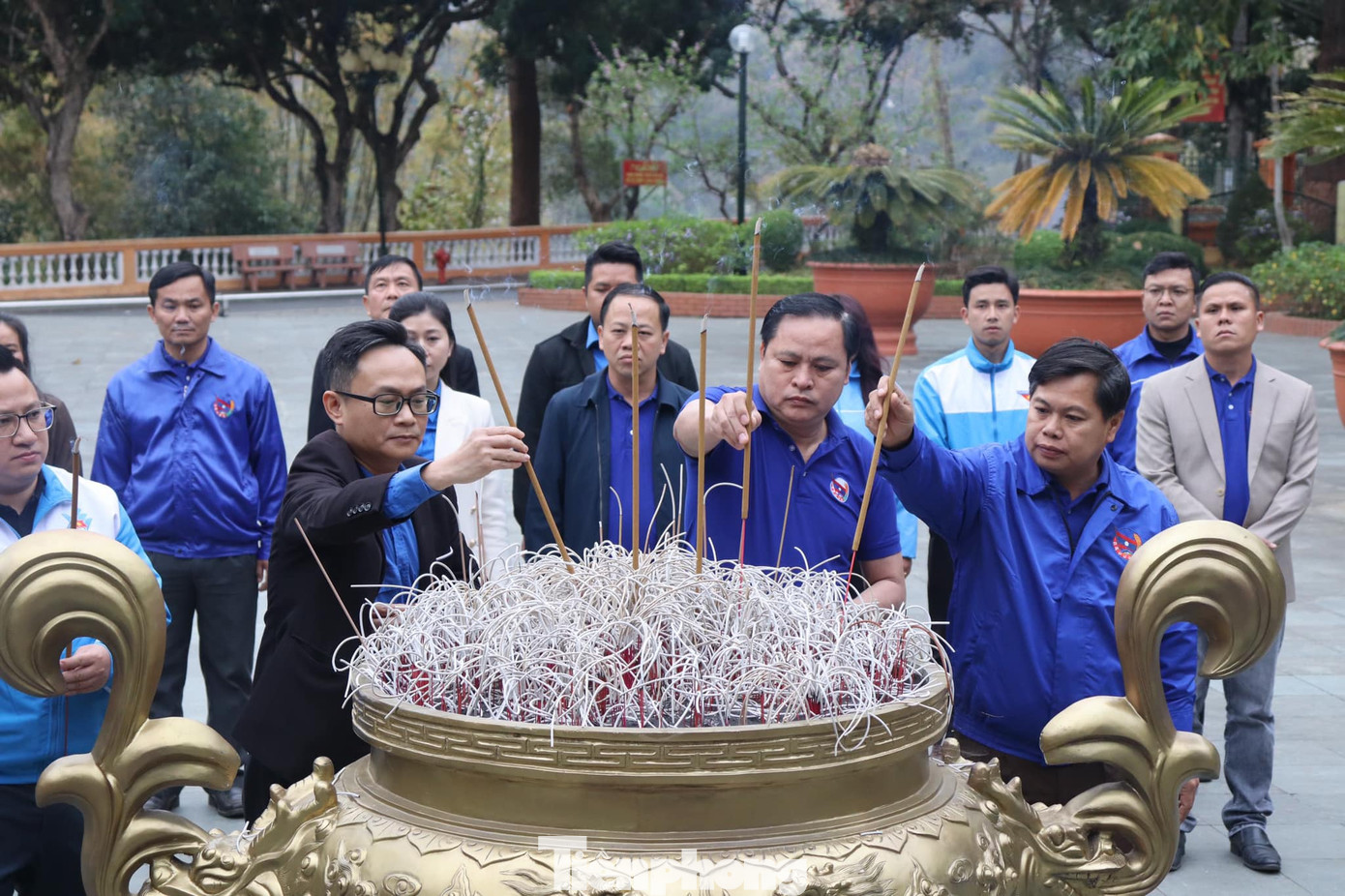 ...dâng hương tưởng nhớ Bác Hồ tại Quảng Trường Tây Bắc, TP Sơn La và Nhà tưởng niệm các Anh hùng Liệt sỹ Nhà Tù Sơn La.