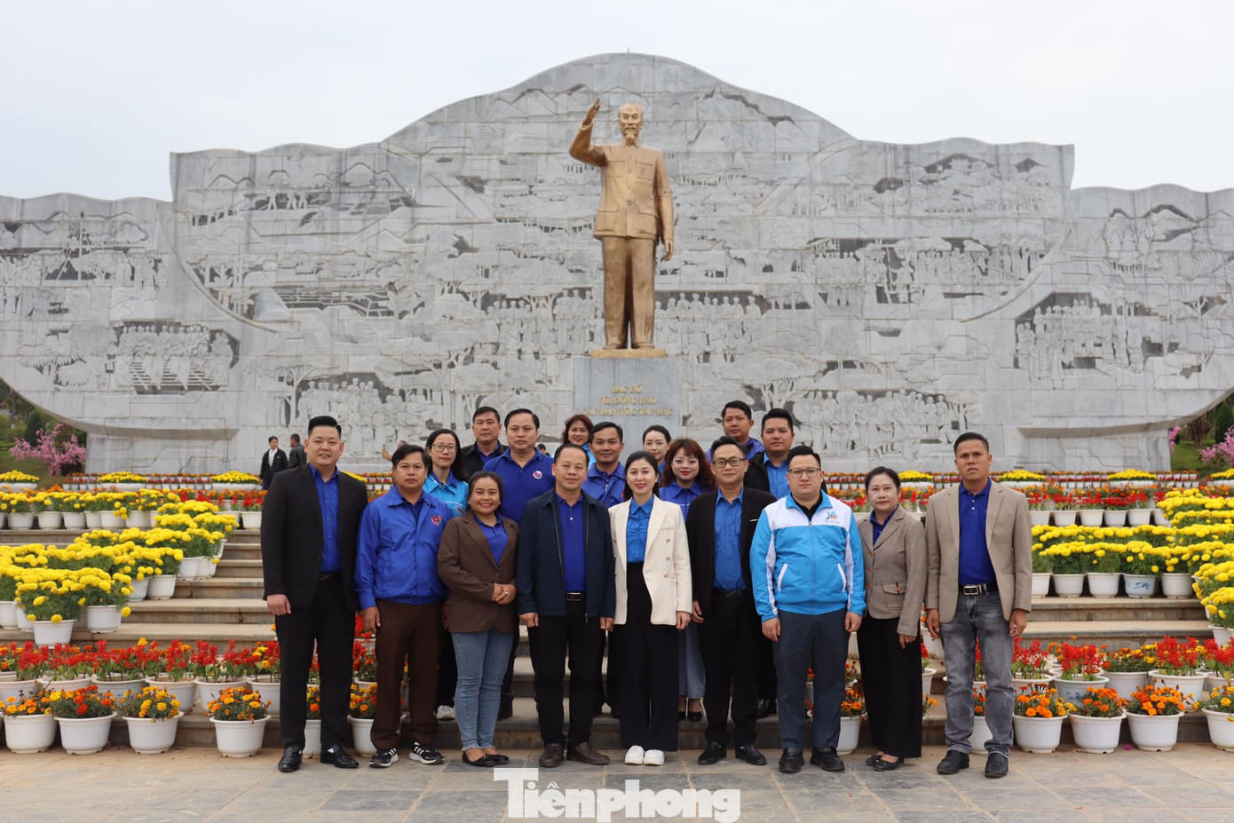 Trước đó, đoàn đã đến dâng hương các Anh hùng Liệt sỹ Thanh niên xung phong tại Khu di tích lịch sử Ngã Ba Cò Nòi;...
