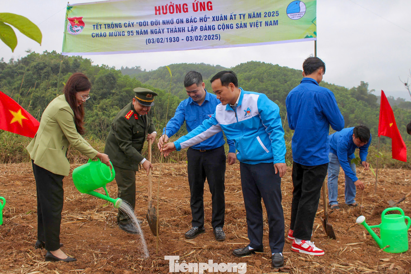 Việc trồng cây xanh không những mang lại giá trị về kinh tế mà còn giúp bảo vệ môi trường. Việc trồng cây xanh không những mang lại giá trị về kinh tế mà còn giúp bảo vệ môi trường.