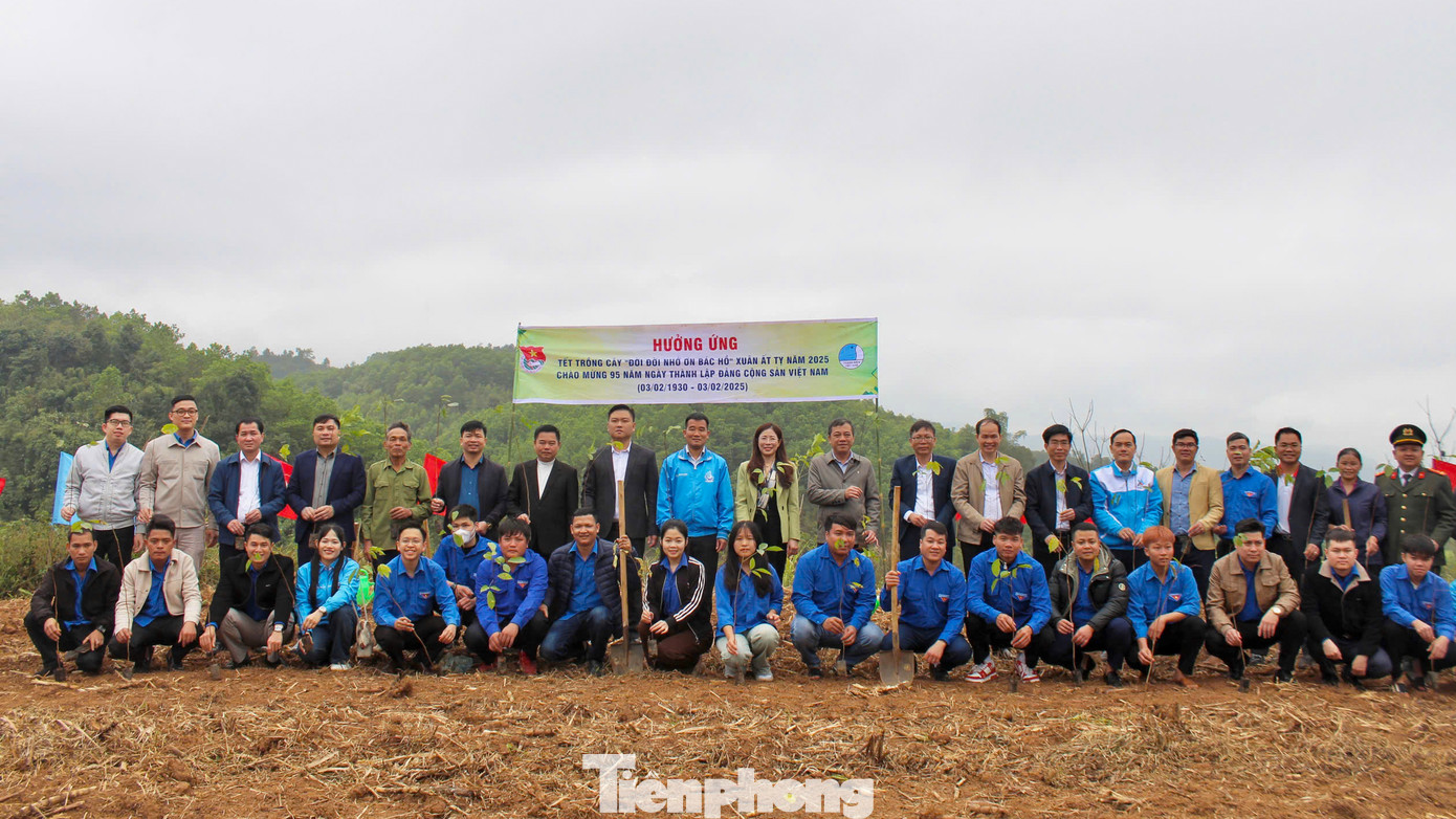 Các lãnh đạo Tỉnh Đoàn, Hội LHTN Việt Nam tỉnh, Huyện ủy, UBND huyện Cao Phong cùng hàng trăm đoàn viên thanh niên tham gia lễ trồng cây. Các lãnh đạo Tỉnh Đoàn, Hội LHTN Việt Nam tỉnh, Huyện ủy, UBND huyện Cao Phong cùng hàng trăm đoàn viên thanh niên tham gia lễ trồng cây.