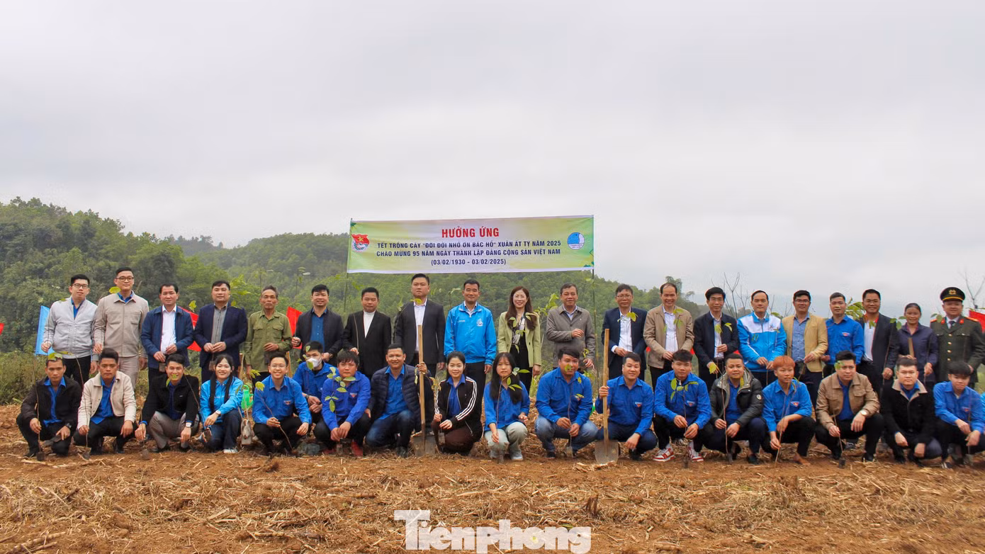 Các lãnh đạo Tỉnh Đoàn, Hội LHTN Việt Nam tỉnh, Huyện ủy, UBND huyện Cao Phong cùng hàng trăm đoàn viên thanh niên tham gia lễ trồng cây. Các lãnh đạo Tỉnh Đoàn, Hội LHTN Việt Nam tỉnh, Huyện ủy, UBND huyện Cao Phong cùng hàng trăm đoàn viên thanh niên tham gia lễ trồng cây.
