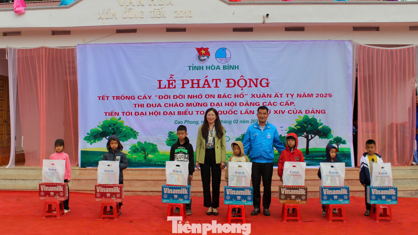 Nhiều xuất quà đã được chương trình trao tặng đến các em nhỏ có hoàn cảnh khó khăn. Nhiều xuất quà đã được chương trình trao tặng đến các em nhỏ có hoàn cảnh khó khăn.