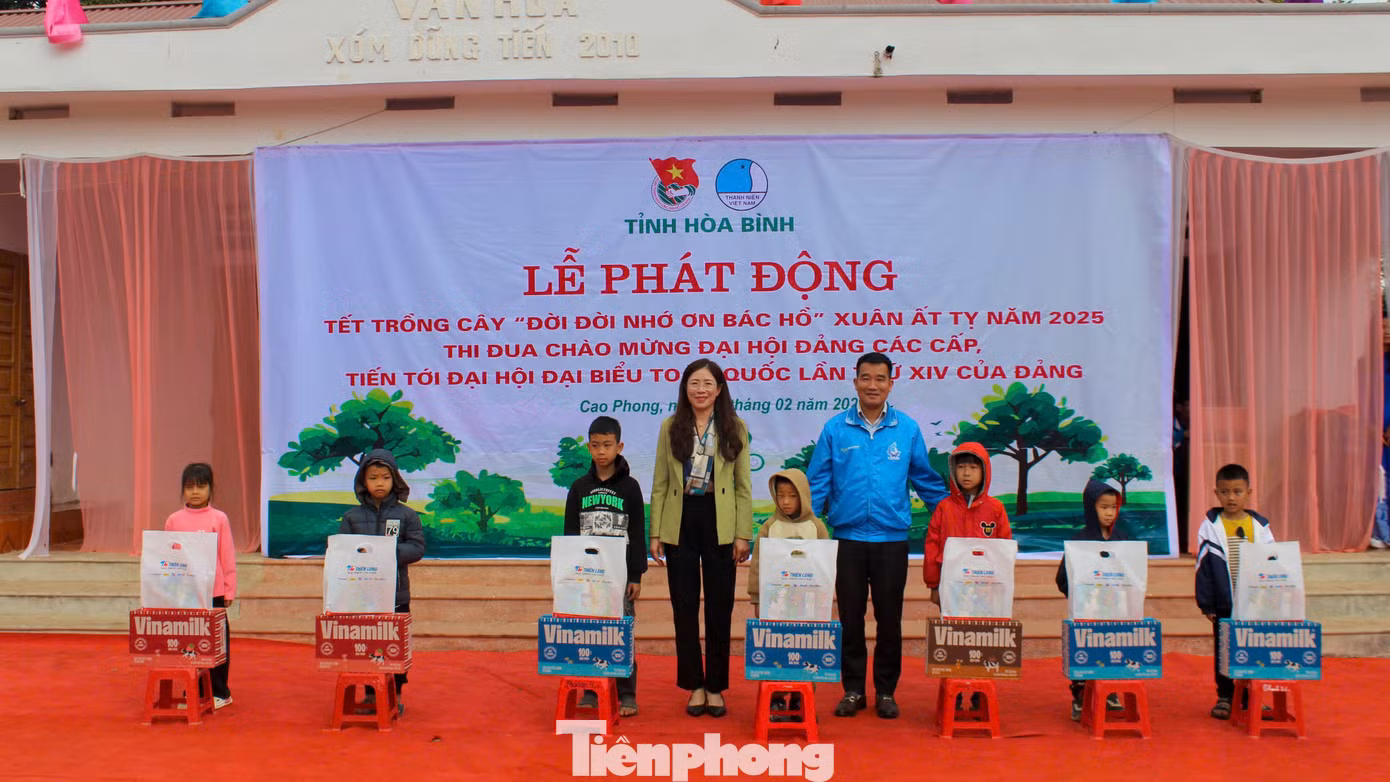Nhiều xuất quà đã được chương trình trao tặng đến các em nhỏ có hoàn cảnh khó khăn. Nhiều xuất quà đã được chương trình trao tặng đến các em nhỏ có hoàn cảnh khó khăn.