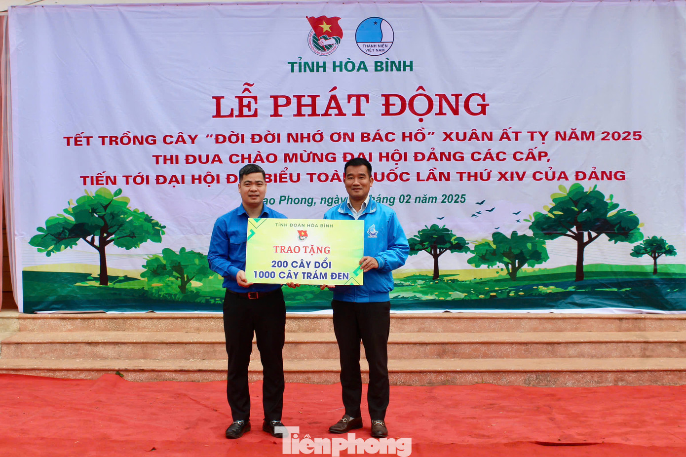 Tỉnh Đoàn Hòa Bình trao tặng 1.200 cây xanh cho Huyện Đoàn Cao Phong. Tỉnh Đoàn Hòa Bình trao tặng 1.200 cây xanh cho Huyện Đoàn Cao Phong.