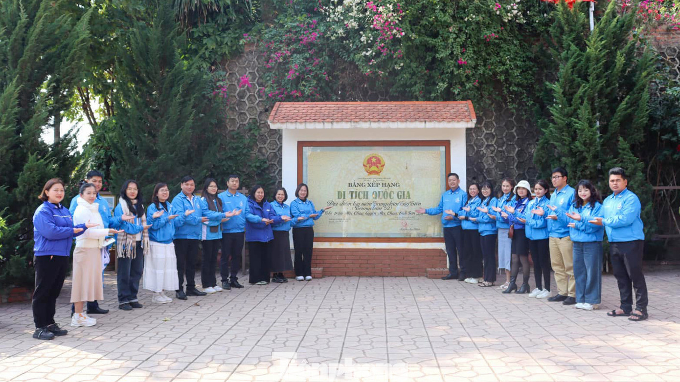 Đoàn đã thực hiện nghi lễ dâng hương tại Khu di tích Lịch sử Tây Tiến, tưởng nhớ những anh hùng liệt sĩ đã hy sinh vì Tổ quốc và chào cờ tại Cột mốc 255 cửa khẩu Quốc tế Lóng Sập.