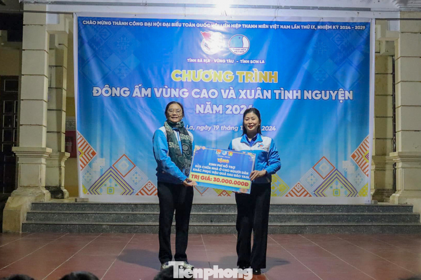 Đồng thời, chương trình tặng kinh phí khắc phục nhà ở cho người dân và trao áo ấm tới các em học sinh tại xã Xuân Nha, huyện Vân Hồ. Tổng trị giá các nguồn lực hỗ trợ trong chương trình là hơn 80 triệu đồng.