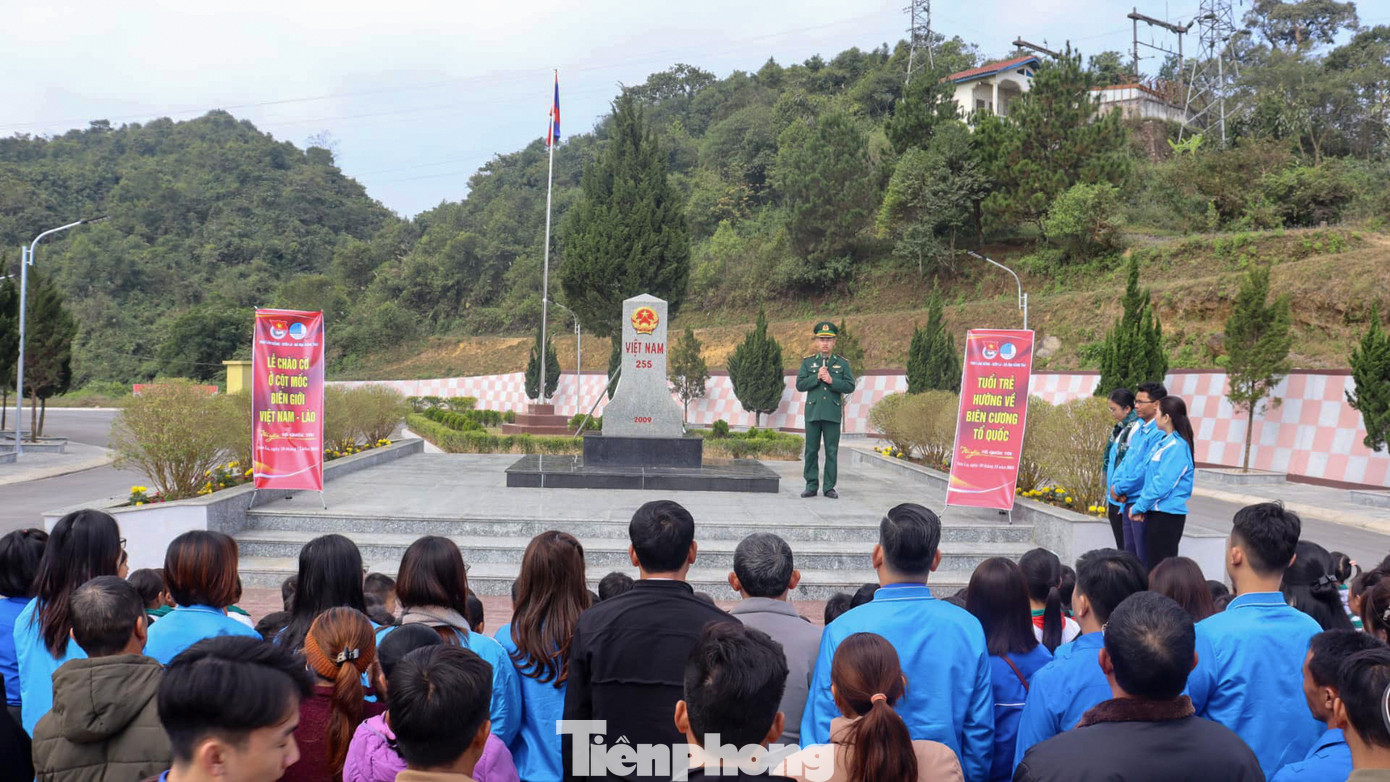 Đoàn đã thực hiện nghi lễ dâng hương tại Khu di tích Lịch sử Tây Tiến, tưởng nhớ những anh hùng liệt sĩ đã hy sinh vì Tổ quốc và chào cờ tại Cột mốc 255 cửa khẩu Quốc tế Lóng Sập.