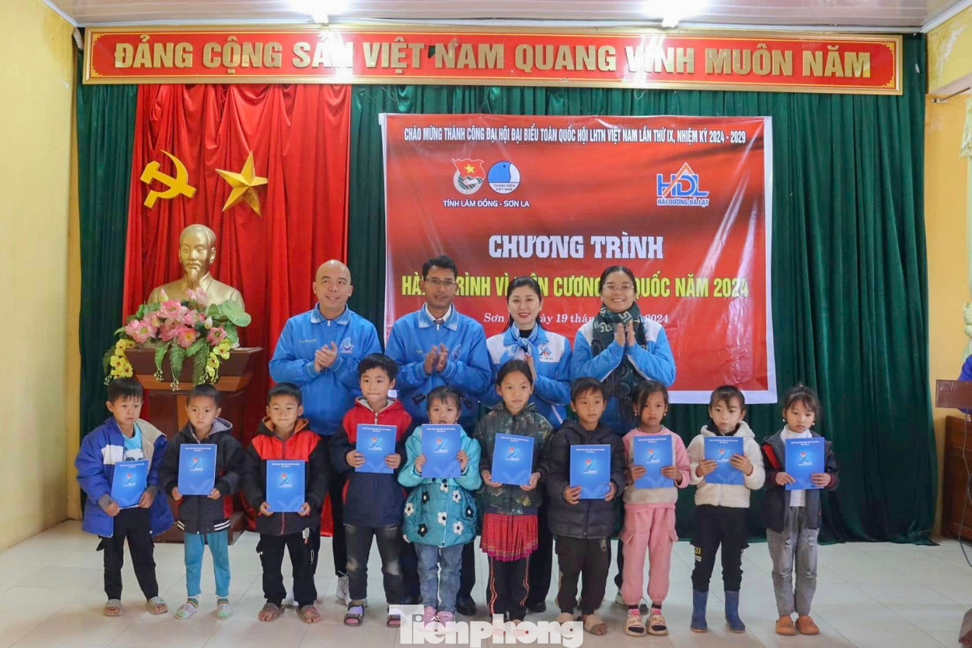Chương trình đã diễn ra các hoạt động thiết thực hỗ trợ người dân khu vực biên giới gồm: Trao học bổng cho 20 em học sinh có hoàn cảnh khó khăn.