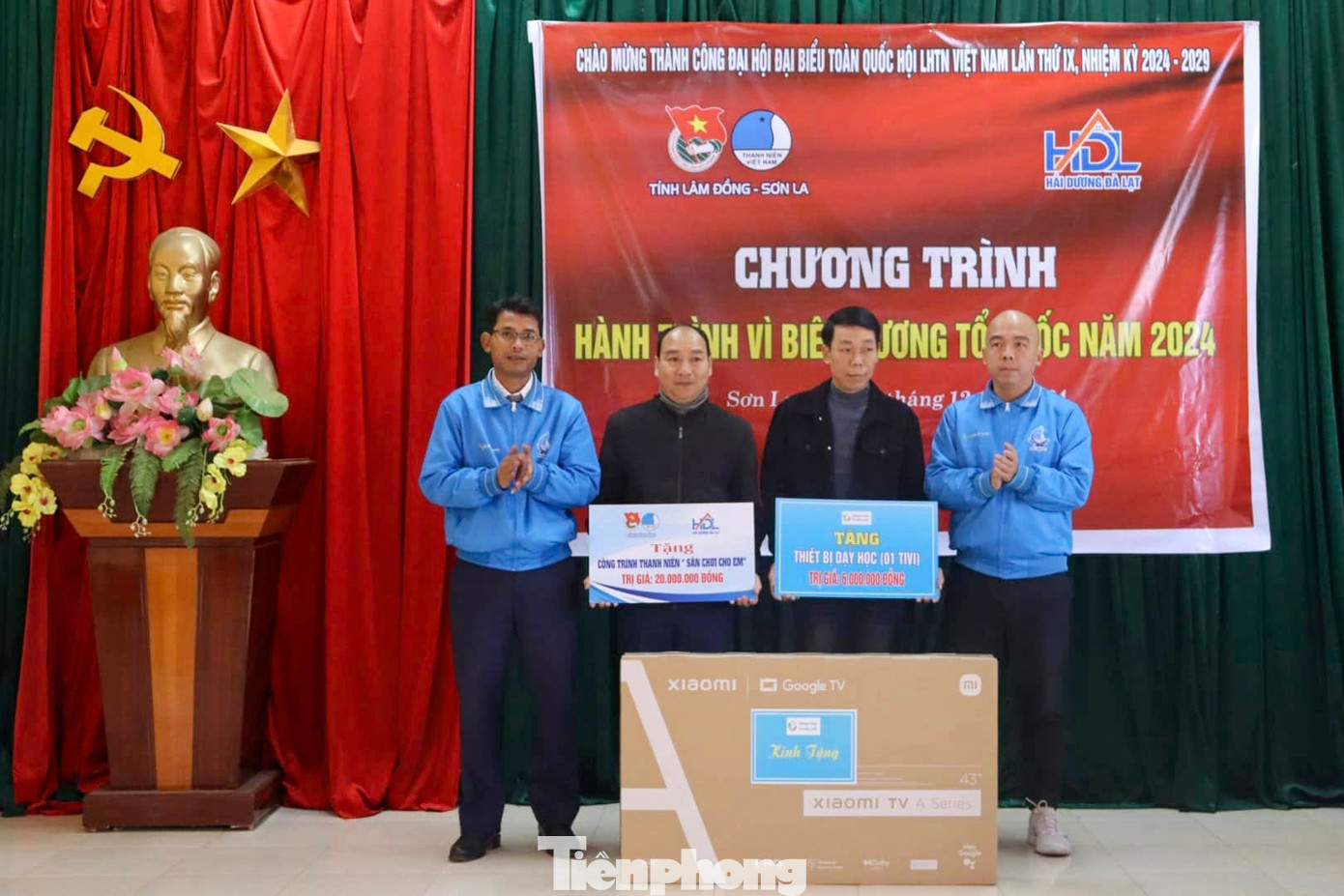 Trao tặng 1 tivi và khánh thành sân chơi cho các em tại trường Tiểu học Hin Pén, xã Chiềng Sơn.