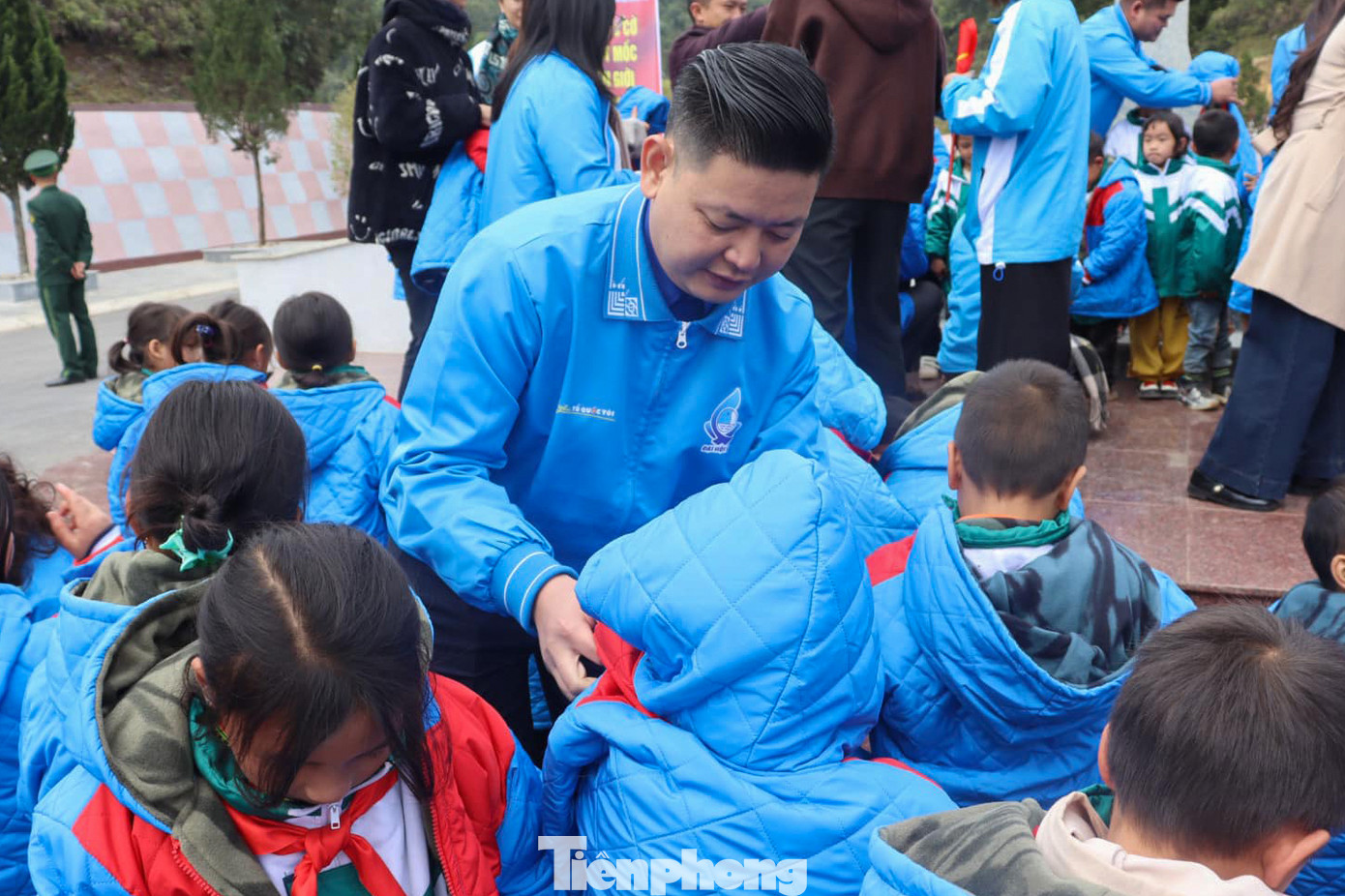 Trên 200 em học sinh trường TH&THCS bán trú xã Lóng Lập được đoàn tặng áo ấm.