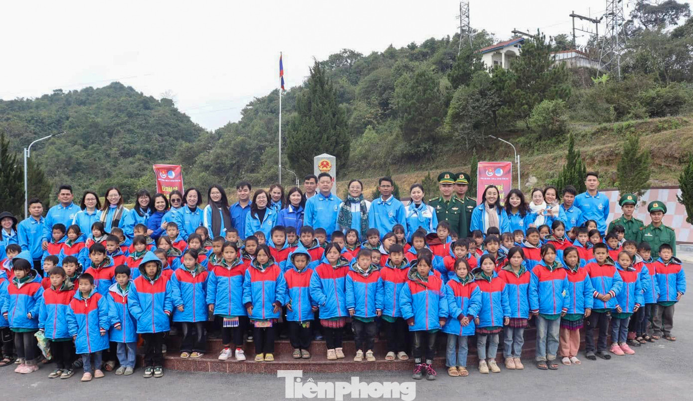 Trên 200 em học sinh trường TH&THCS bán trú xã Lóng Lập được đoàn tặng áo ấm.