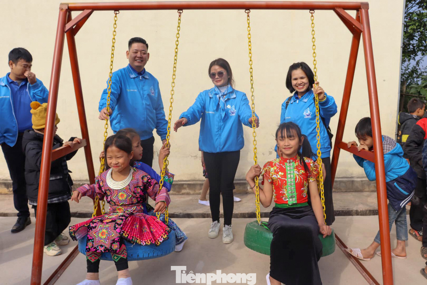 Trao tặng 1 tivi và khánh thành sân chơi cho các em tại trường Tiểu học Hin Pén, xã Chiềng Sơn.