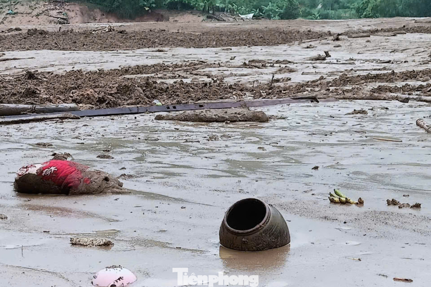 Tại hiện trường, tài sản của người dân bị dòng lũ cuốn trôi đi khắp nơi. Tại hiện trường, tài sản của người dân bị dòng lũ cuốn trôi đi khắp nơi.
