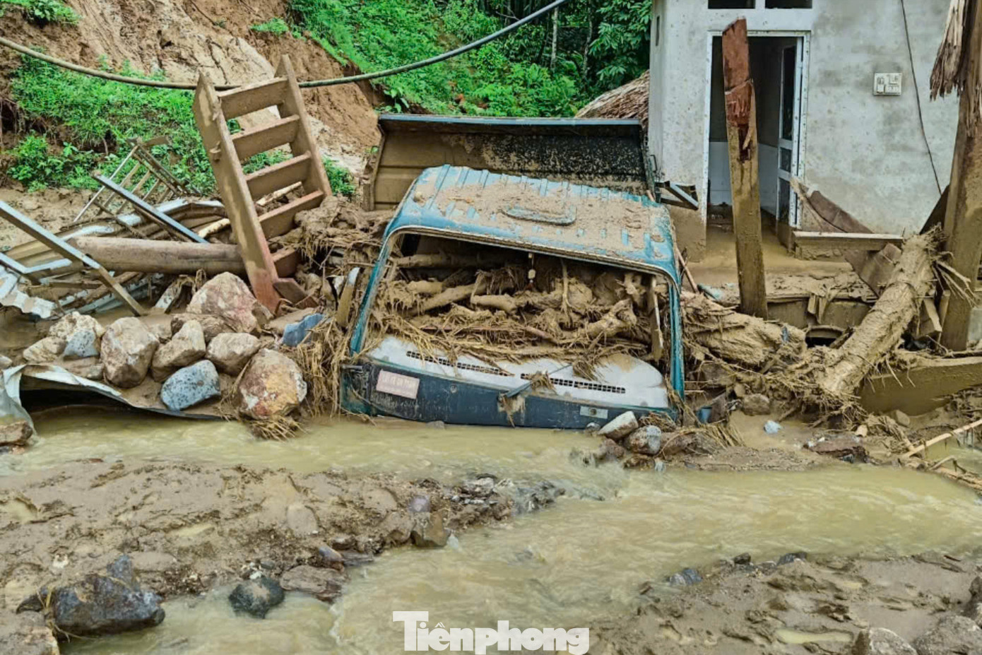 Xe ô tô nằm dưới lớp bùn đất dày hàng mét. Xe ô tô nằm dưới lớp bùn đất dày hàng mét.