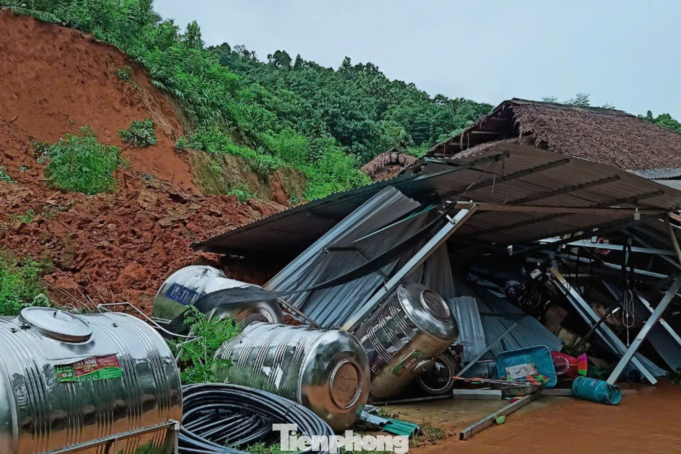 Nhiều ngôi nhà khác cũng bị đổ sập, hư hỏng nặng. Nhiều ngôi nhà khác cũng bị đổ sập, hư hỏng nặng.
