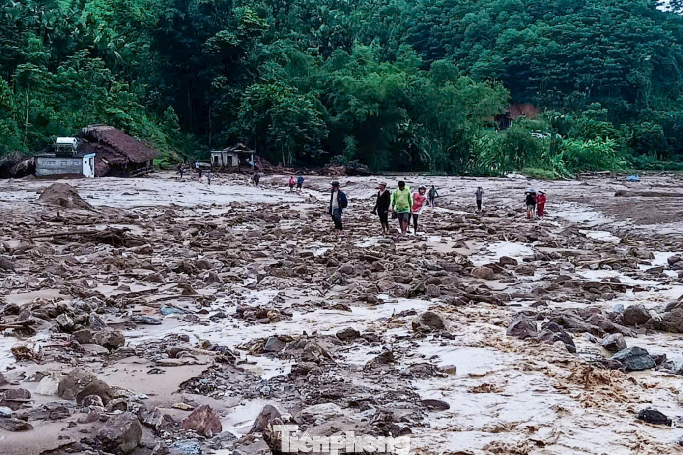 Tính đến ngày 11/9, thiệt hại do trận lũ quét gây ra trên địa bàn thôn Làng Nủ, xã Phúc Khánh ảnh hưởng đến 37 hộ dân với 158 nhân khẩu. Tính đến ngày 11/9, thiệt hại do trận lũ quét gây ra trên địa bàn thôn Làng Nủ, xã Phúc Khánh ảnh hưởng đến 37 hộ dân với 158 nhân khẩu.