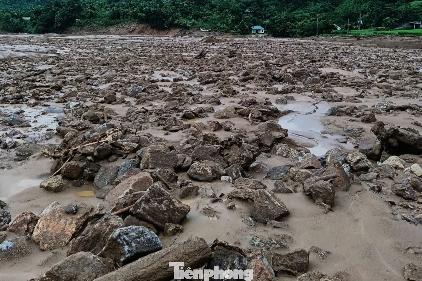 Dưới lớp đất đá dày hàng mét, đang còn rất nhiều người mất tích chưa được tìm thấy. Dưới lớp đất đá dày hàng mét, đang còn rất nhiều người mất tích chưa được tìm thấy.