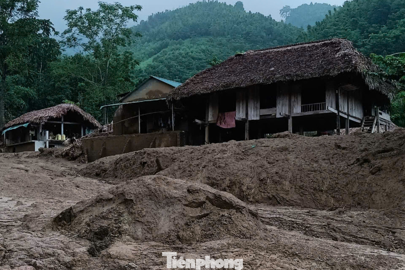 Một số ít ngôi nhà ở Làng Nủ may mắn không bị dòng nước lũ "ghé qua". Một số ít ngôi nhà ở Làng Nủ may mắn không bị dòng nước lũ "ghé qua".