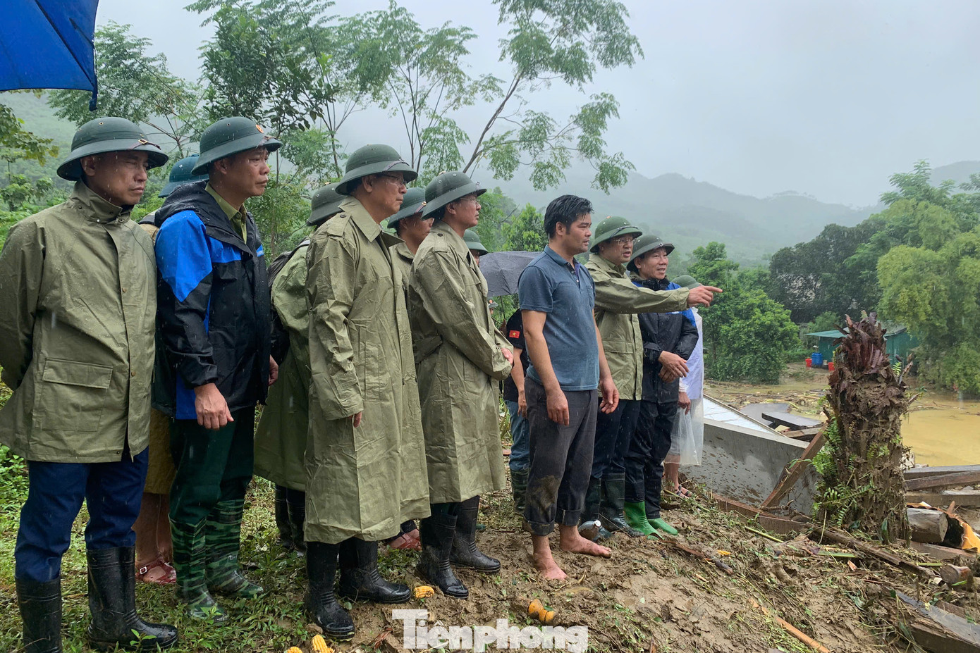 Cùng ngày, Bí thư Tỉnh ủy Lào Cai Đặng Xuân Phong cùng đoàn công tác đã có mặt tại hiện trường vụ sạt lở để trực tiếp kiểm tra và chỉ đạo công tác tìm kiếm cứu hộ, cứu nạn. Cùng ngày, Bí thư Tỉnh ủy Lào Cai Đặng Xuân Phong cùng đoàn công tác đã có mặt tại hiện trường vụ sạt lở để trực tiếp kiểm tra và chỉ đạo công tác tìm kiếm cứu hộ, cứu nạn.