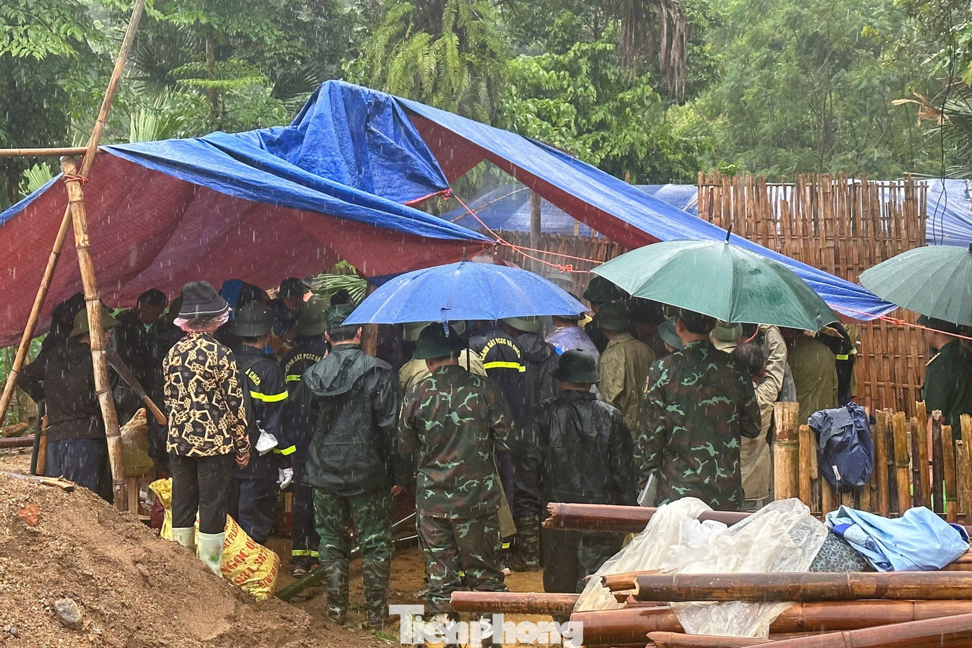 Hiện nay, Quân khu 2 đã điều động 300 chiến sỹ vào khu vực xảy ra thiên tai tại xã Phúc Khánh để tìm kiếm các nạn nhân mất tích. Hiện nay, Quân khu 2 đã điều động 300 chiến sỹ vào khu vực xảy ra thiên tai tại xã Phúc Khánh để tìm kiếm các nạn nhân mất tích.