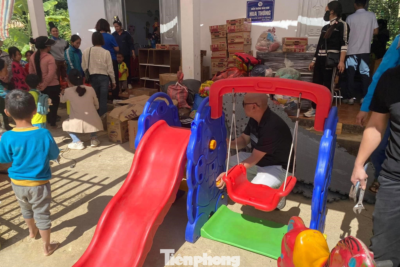 Đoàn thiện nguyện đã trao nhiều đồ chơi cho học sinh tại điểm Trường mầm non bản Hua Thóng.