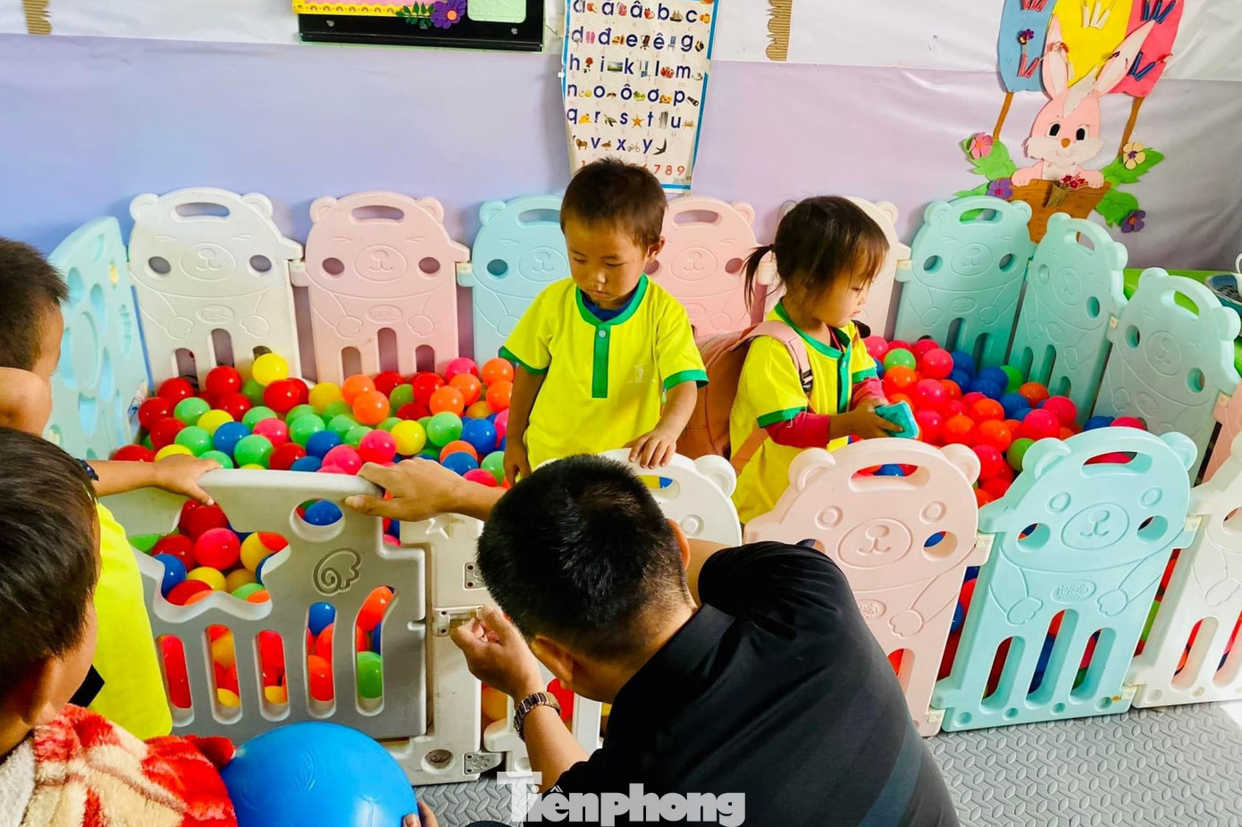 Đoàn thiện nguyện đã trao nhiều đồ chơi cho học sinh tại điểm Trường mầm non bản Hua Thóng.