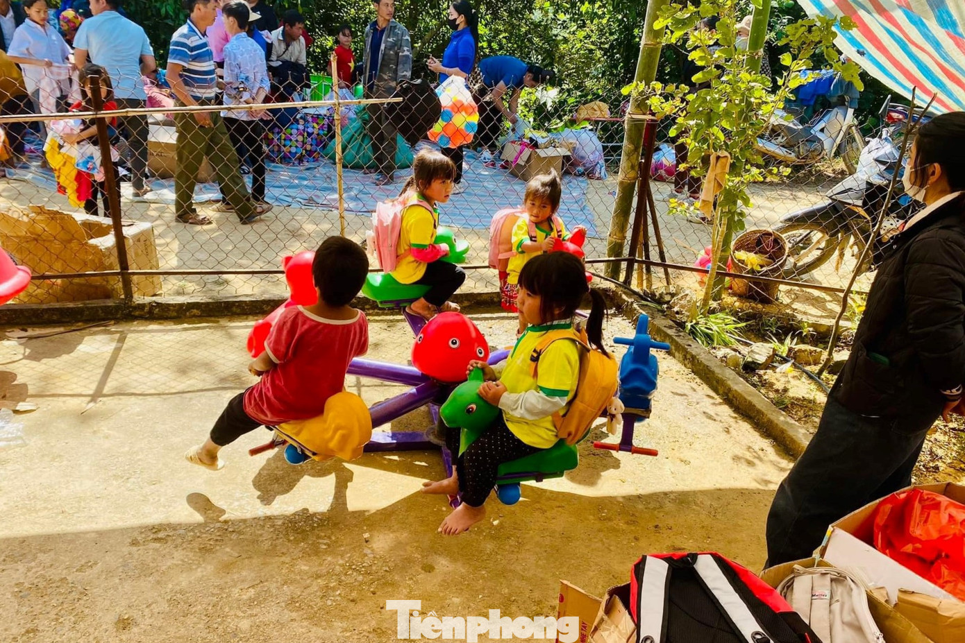 Đoàn thiện nguyện đã trao nhiều đồ chơi cho học sinh tại điểm Trường mầm non bản Hua Thóng.