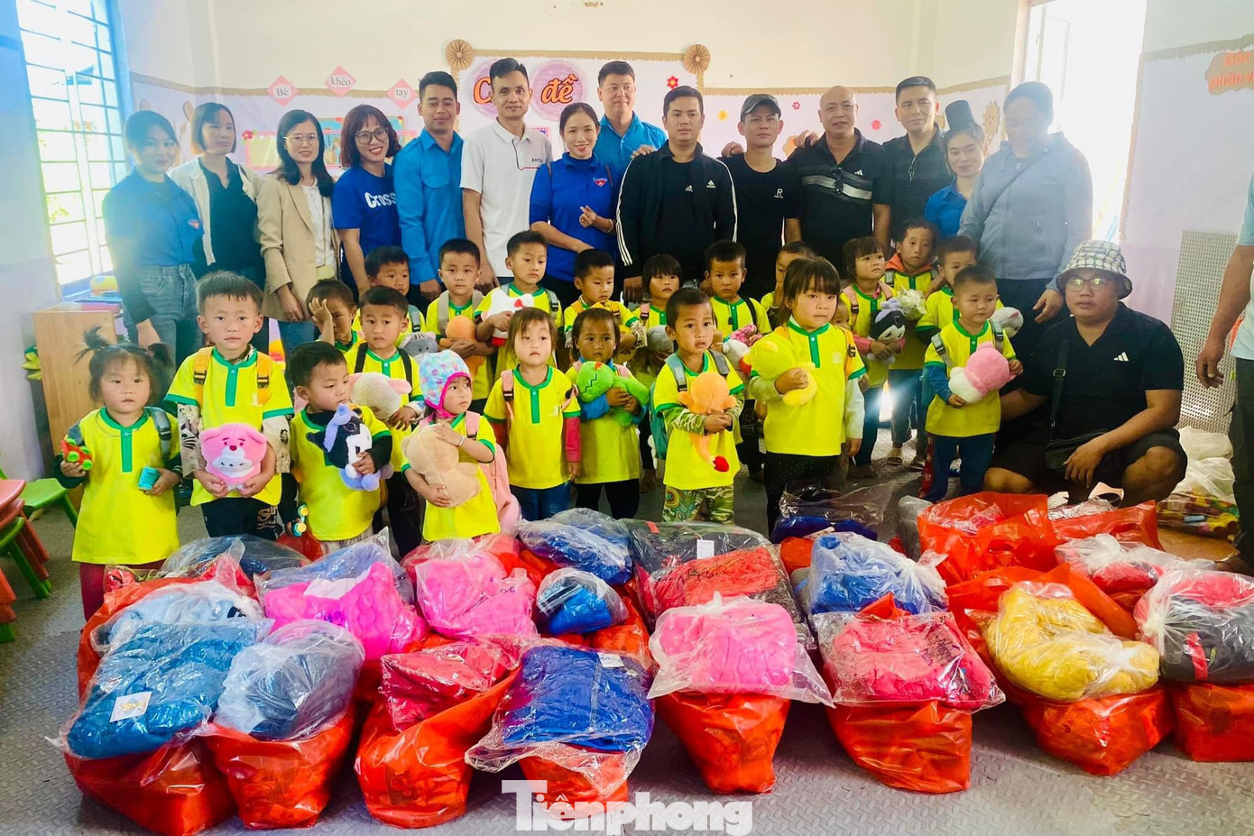 Rất nhiều phần quà được gửi đến các em nhỏ khi mùa đông giá rét đang đến gần.