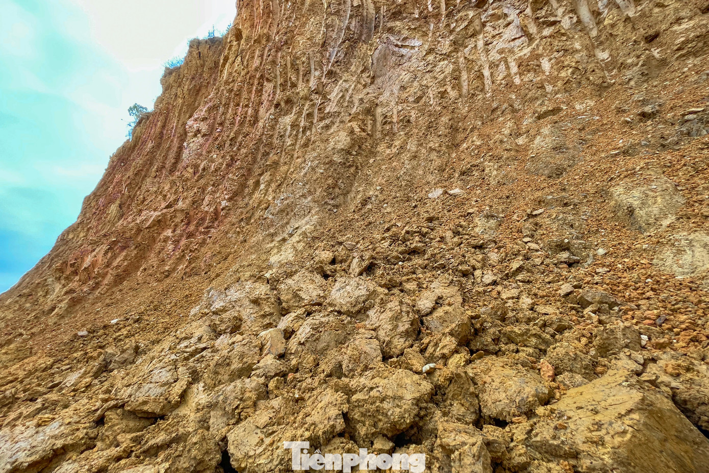 Tổng khối lượng đất được dùng làm nguyên liệu sản xuất gạch là trên 47.000 m3, với tổng giá trị khoáng sản là trên 5,8 tỷ đồng.