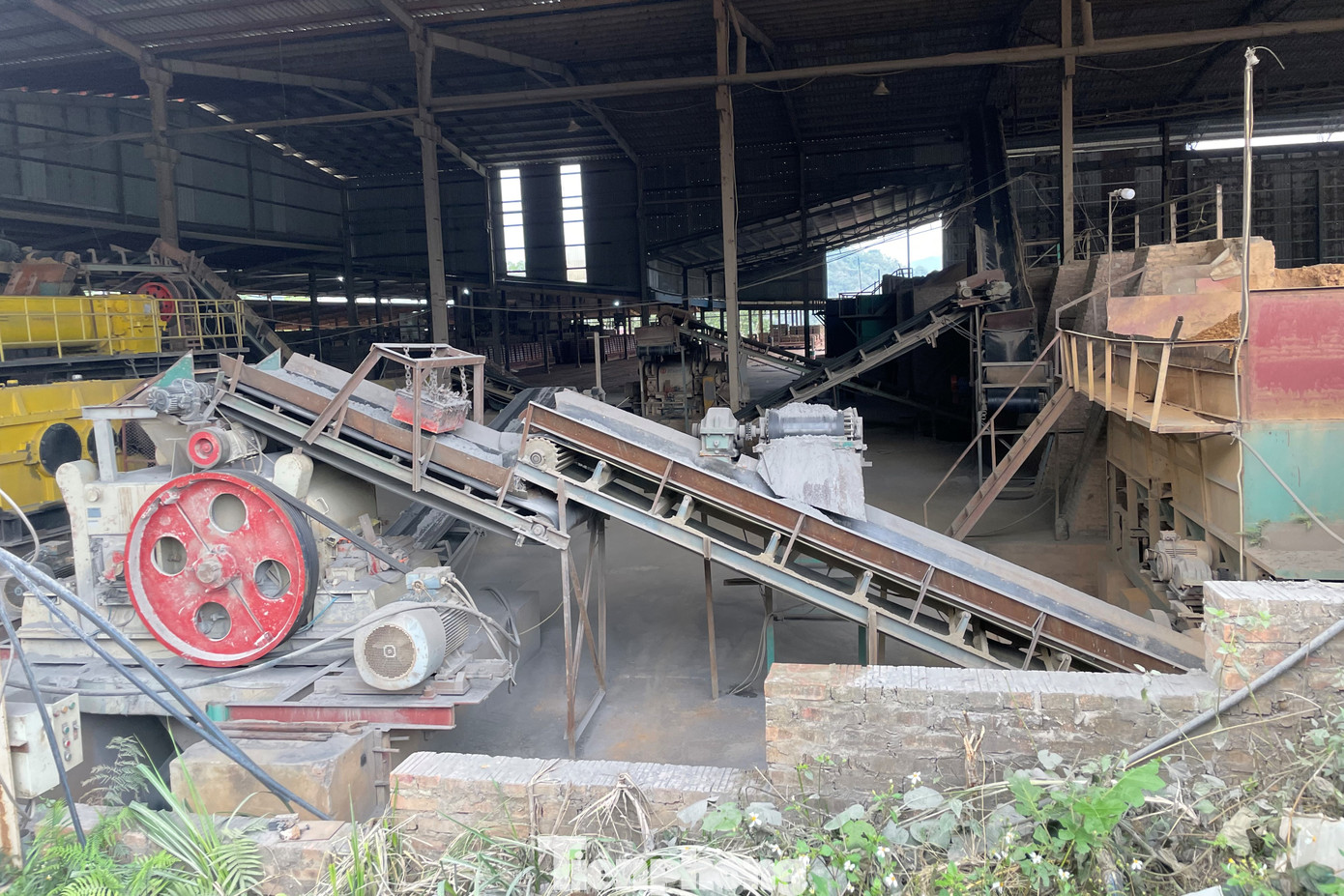 Nhà máy gạch này có khoảng gần 70 công nhân làm việc, sau sự việc trên, công ty tạm thời cho phần lớn lao động nghỉ, chỉ còn 4-5 người ở lại nhà xưởng để dọn dẹp.