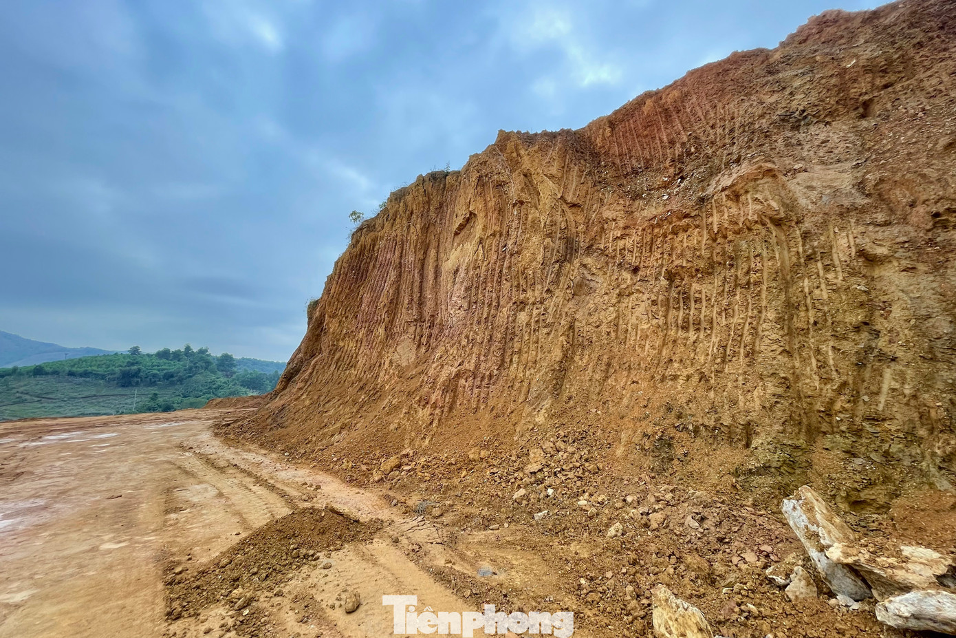 Cả quả đồi đã bị lấy đi phân nửa để làm nguyên liệu cho quá trình sản xuất gạch tuynel.