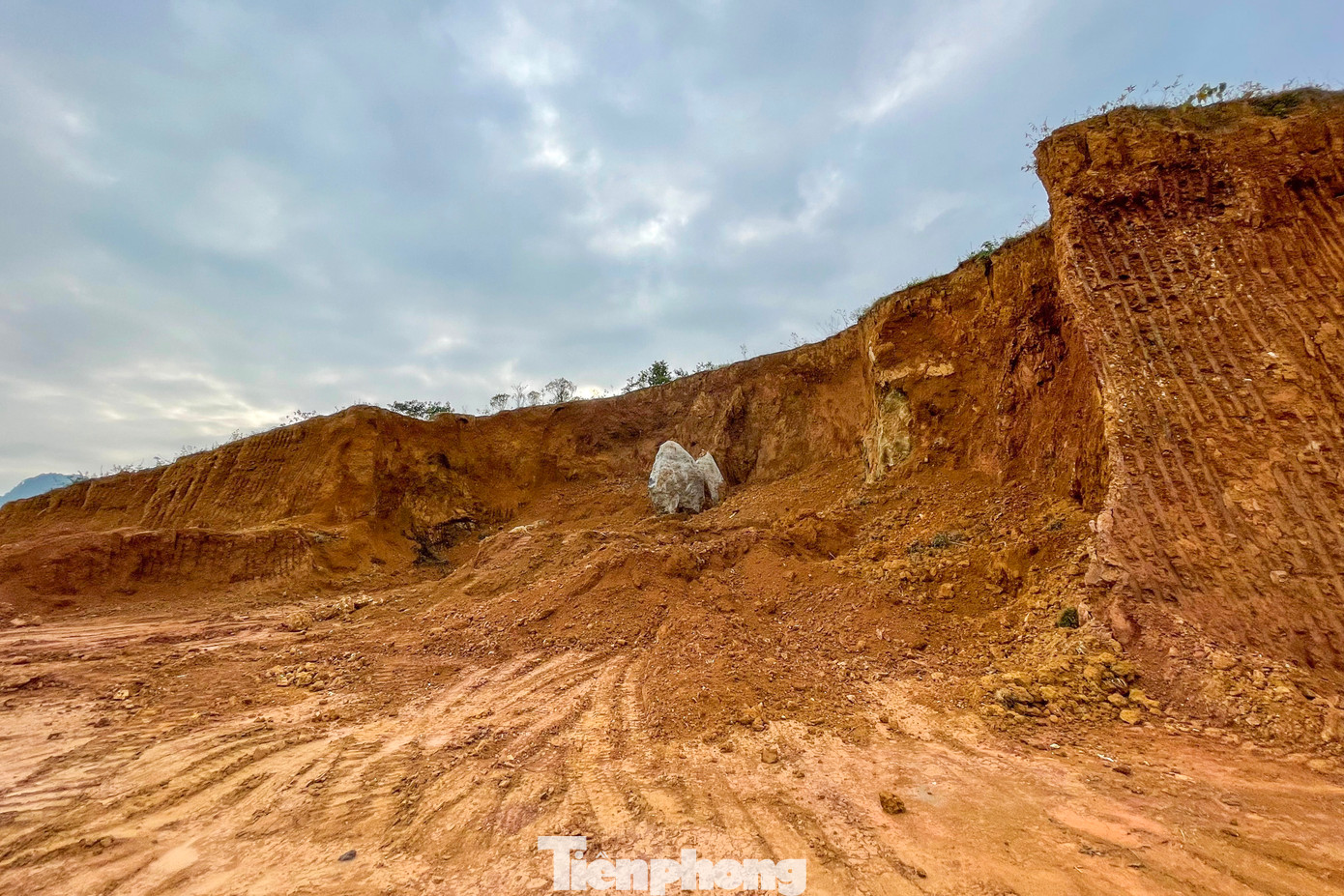 Cơ quan công an chỉ rõ, trong năm 2023, Nguyễn Hữu Thắng đã chỉ đạo công nhân tiến hành khai thác trái phép đất trong khuôn viên nhà máy sản xuất gạch của công ty.