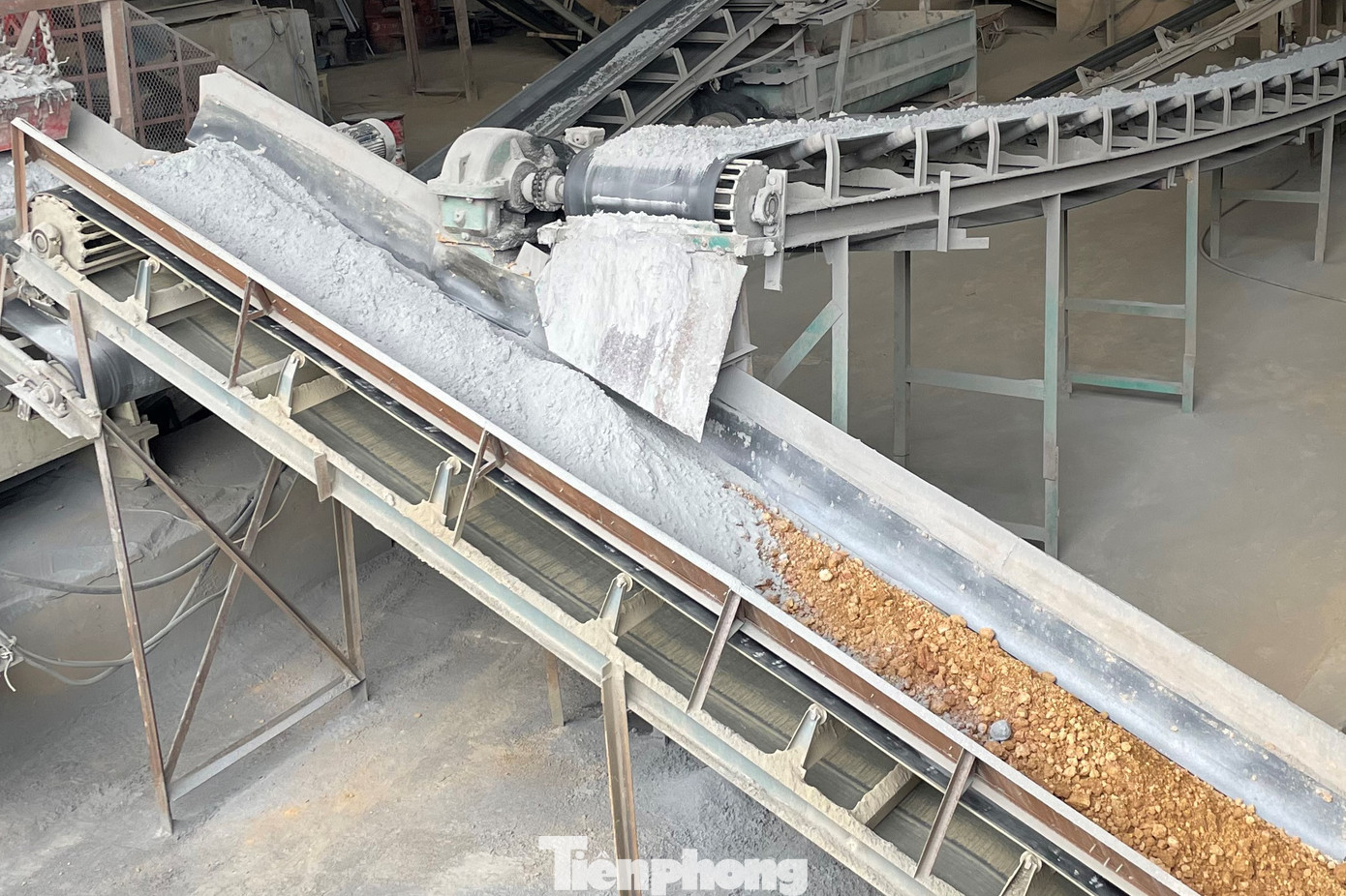 Quan sát kỹ bên trong, hệ thống máy móc sản xuất gạch của đơn vị này vẫn còn lại nguyên vật liệu trên hầu hết các băng chuyền.