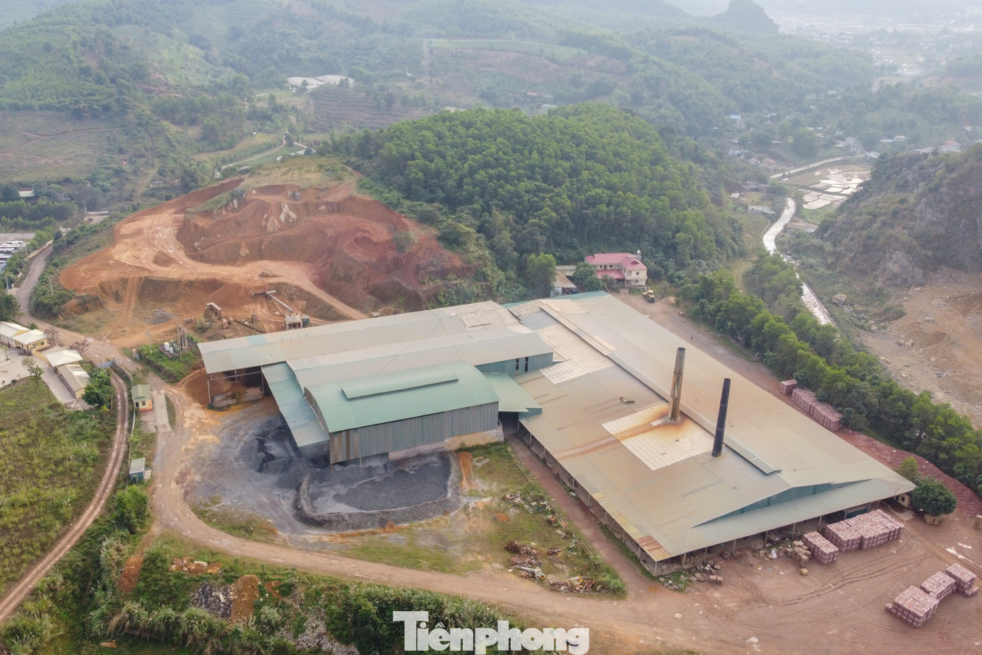 Ngày 4/1, phóng viên báo Tiền Phong có mặt tại nhà máy gạch tuynel công nghệ cao thuộc Công ty Cổ phần Tân Phú Ninh Hòa Bình (địa chỉ tại xóm Hui, xã Cao Sơn, huyện Lương Sơn, tỉnh Hòa Bình). Theo ghi nhận, đơn vị này đã tạm dừng mọi hoạt động sản xuất.