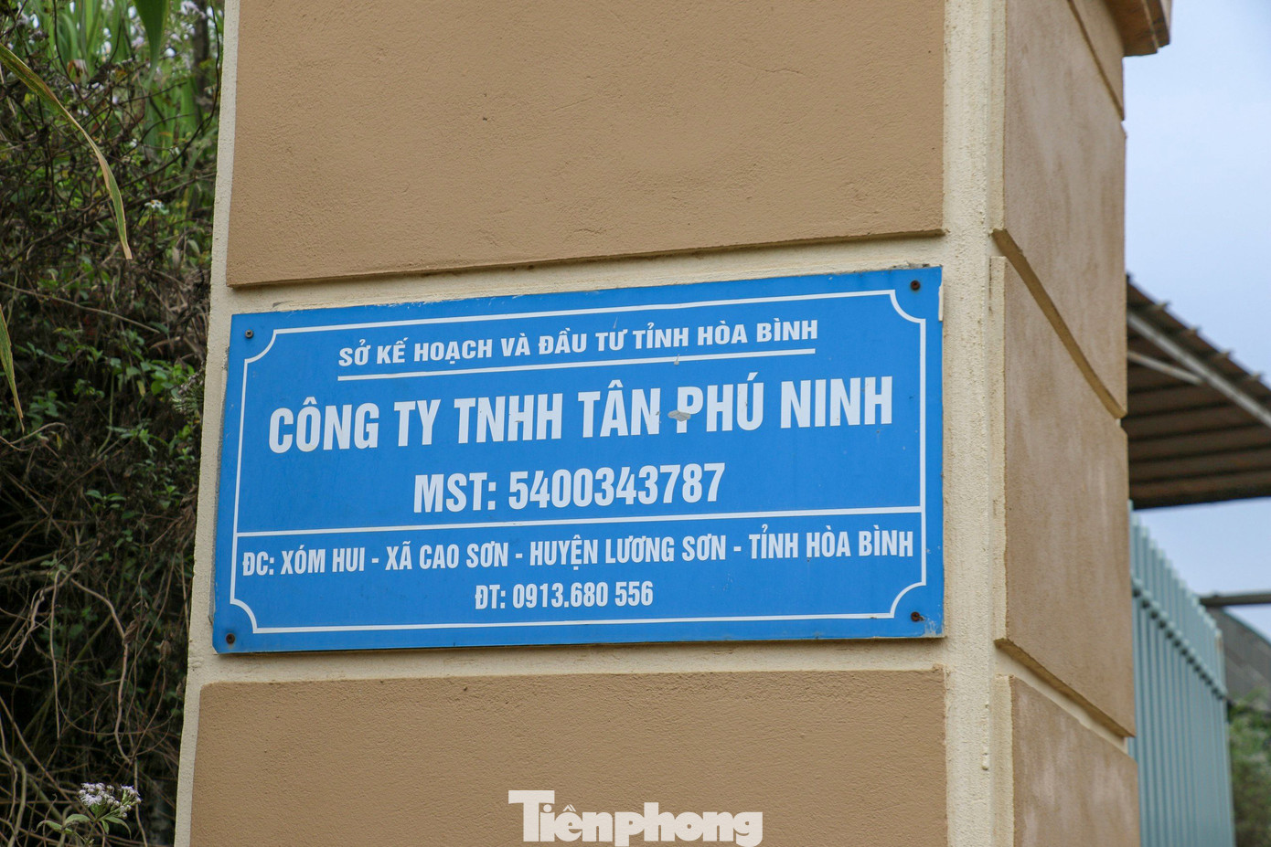 Trước đó, ngày 2/1, Công an tỉnh Hòa Bình đã ra quyết định khởi tố vụ án hình sự "Vi phạm quy định về khai thác tài nguyên", xảy ra tại ông ty cổ phần Tân Phú Ninh Hòa Bình; khởi tố bị can và bắt tạm giam đối với Nguyễn Hữu Thắng (sinh năm 1988, trú tại xã Phú Minh, huyện Phú Xuyên, Hà Nội) là giám đốc công ty.