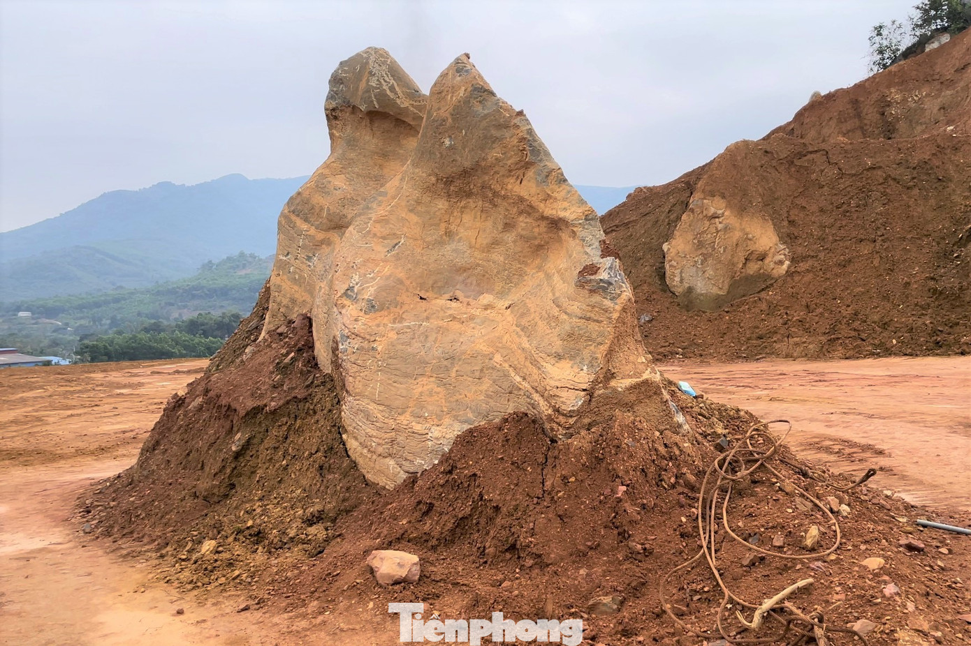 Quá trình đào bới nham nhở, lộ ra những tảng đá lớn.